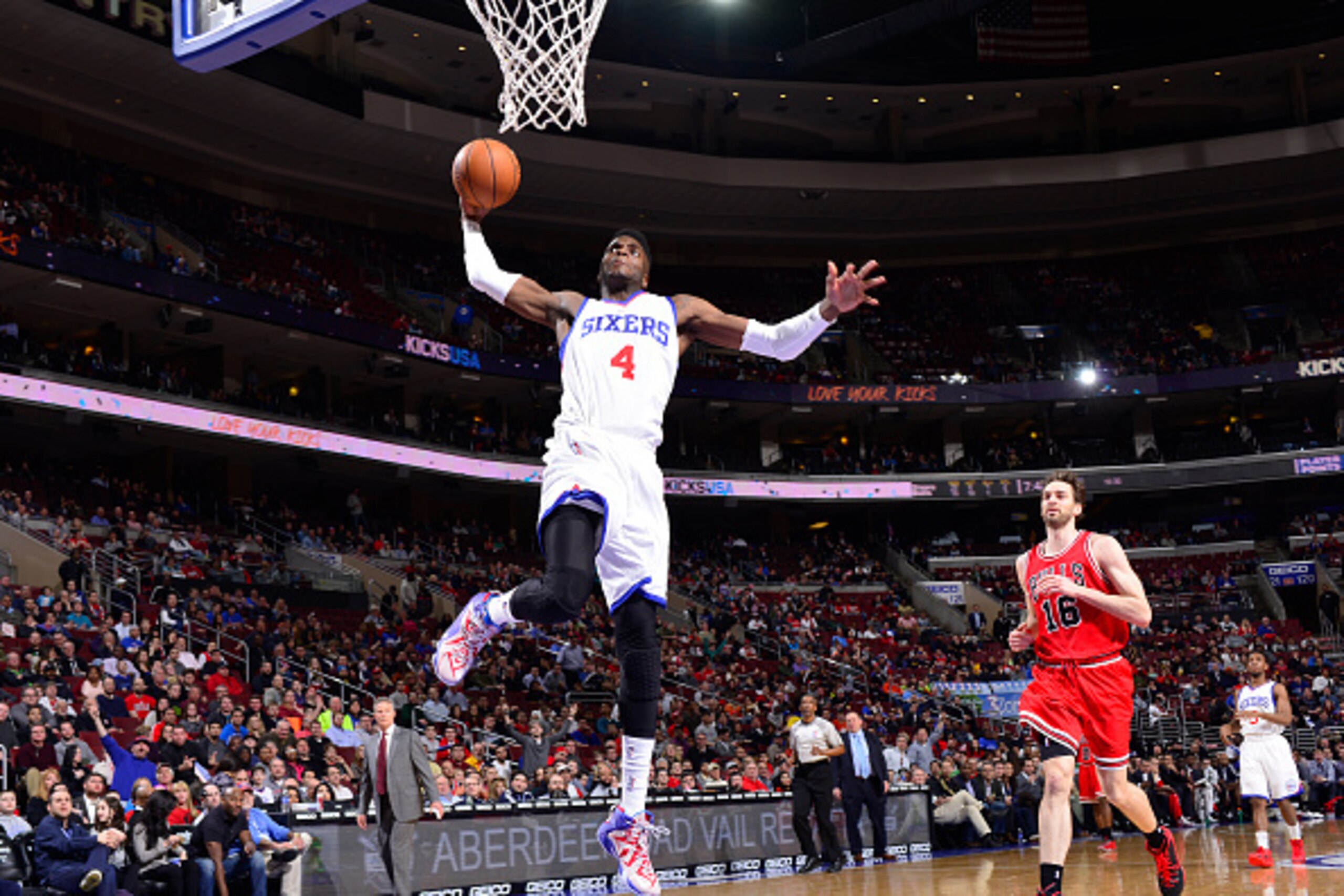 PHILADELPHIA - MARCH 11:  Nerlens Noel #4 of the Philadelphia 76ers goes up for the dunk against the Chicago Bulls at the Wells Fargo Center on March 11, 2015 in Philadelphia, Pennsylvania. NOTE TO USER: User expressly acknowledges and agrees that, by dow