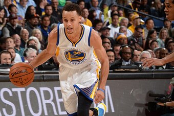 OAKLAND, CA - MARCH 16:  Stephen Curry #30 of the Golden State Warriors handles the ball against the Los Angeles Lakers on March 16, 2015 at Oracle Arena in Oakland, California. NOTE TO USER: User expressly acknowledges and agrees that, by downloading and