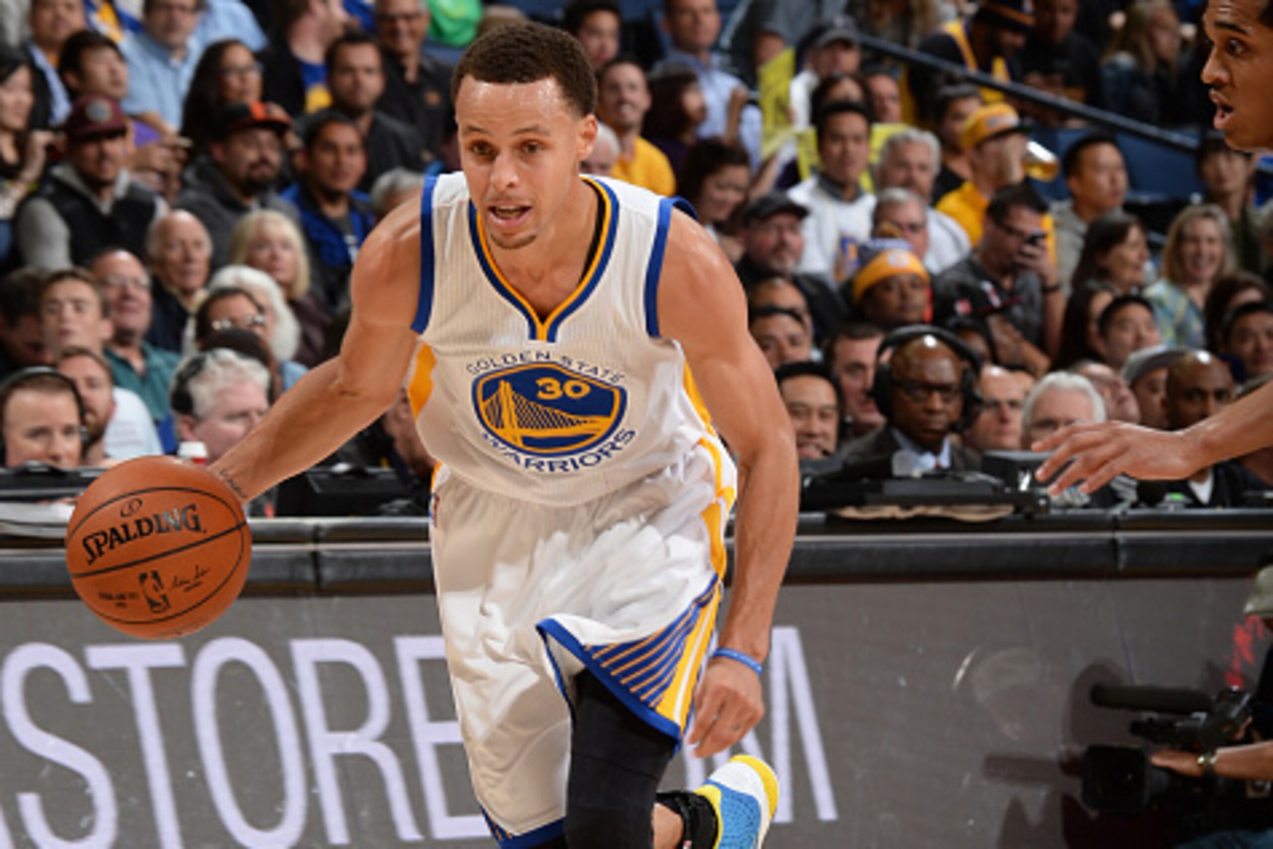 OAKLAND, CA - MARCH 16:  Stephen Curry #30 of the Golden State Warriors handles the ball against the Los Angeles Lakers on March 16, 2015 at Oracle Arena in Oakland, California. NOTE TO USER: User expressly acknowledges and agrees that, by downloading and