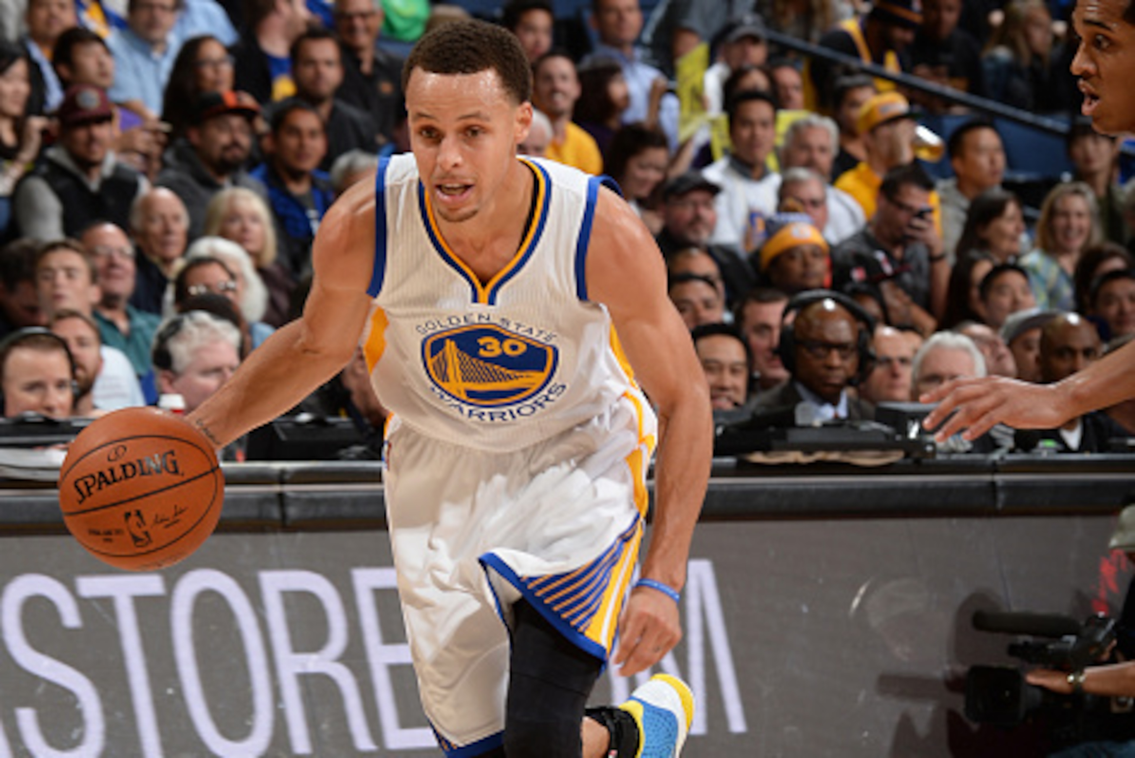 OAKLAND, CA - MARCH 16:  Stephen Curry #30 of the Golden State Warriors handles the ball against the Los Angeles Lakers on March 16, 2015 at Oracle Arena in Oakland, California. NOTE TO USER: User expressly acknowledges and agrees that, by downloading and