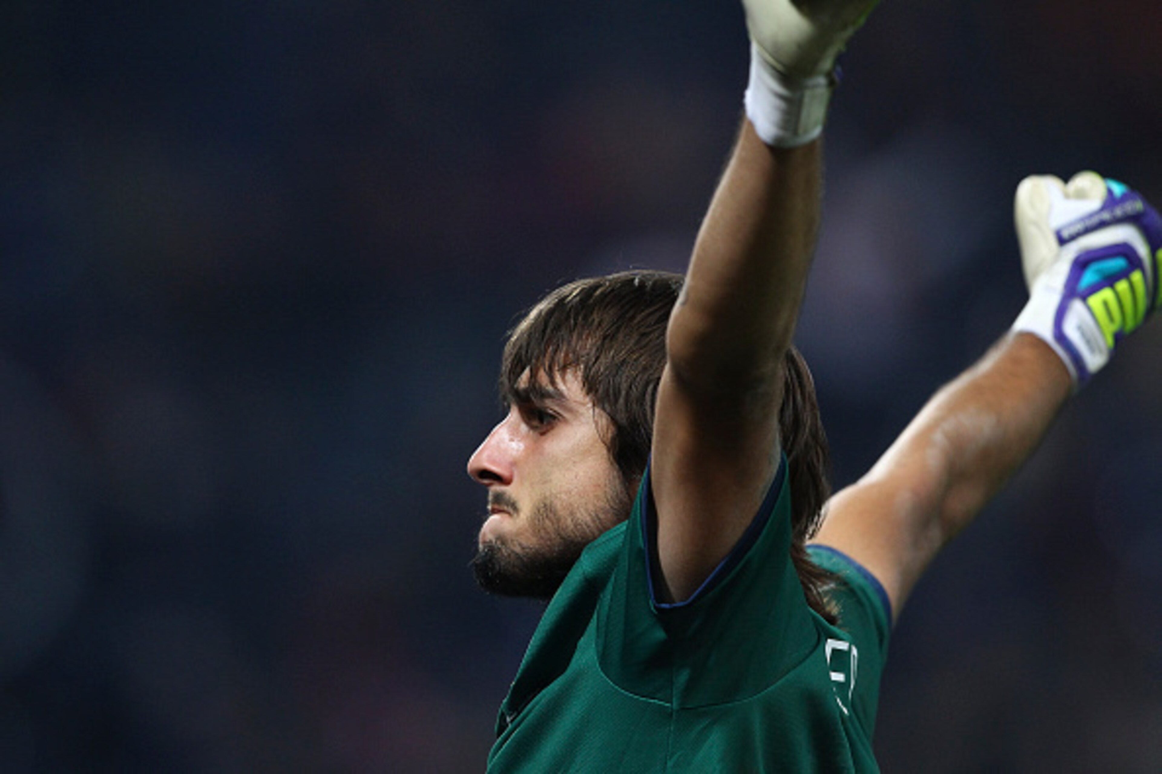 GENOA, ITALY - OCTOBER 29:  Mattia Perin of Genoa CFC celebrates his team-mates goal Luca Antonini during the Serie A match between Genoa CFC and Juventus FC at Stadio Luigi Ferraris on October 29, 2014 in Genoa, Italy.  (Photo by Marco Luzzani/Getty Imag