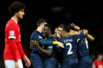 MANCHESTER, ENGLAND - JANUARY 11:  Southampton players celebrate victory after the Barclays Premier League match between Manchester United and Southampton at Old Trafford on January 11, 2015 in Manchester, England.  (Photo by Clive Mason/Getty Images)