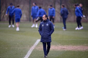 HALEWOOD, ENGLAND - MARCH 11:  Everton manager Roberto Martinez watches on during a training session at Finch Farm on March 11, 2015 in Halewood, England.  (Photo by Gareth Copley/Getty Images)