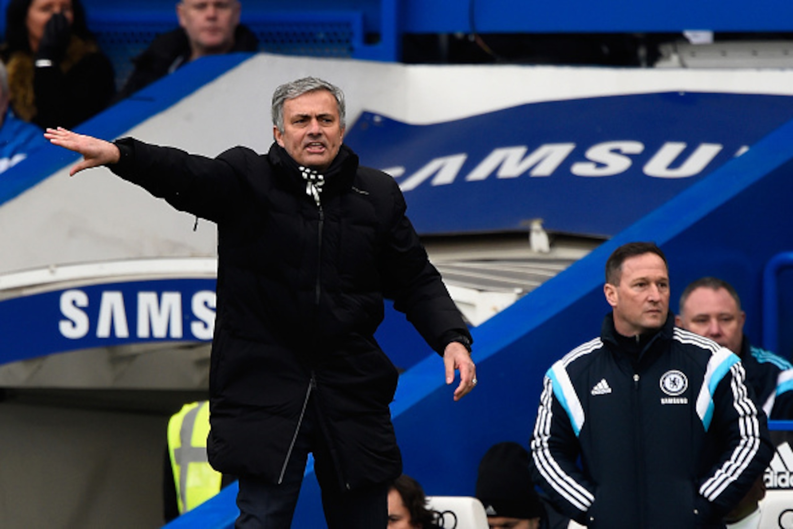 LONDON, ENGLAND - MARCH 15:  Manager Jose Mourinho of Chelsea gives direction from the touchline during the Barclays Premier League match between Chelsea and Southampton at Stamford Bridge on March 15, 2015 in London, England.  (Photo by Mike Hewitt/Getty
