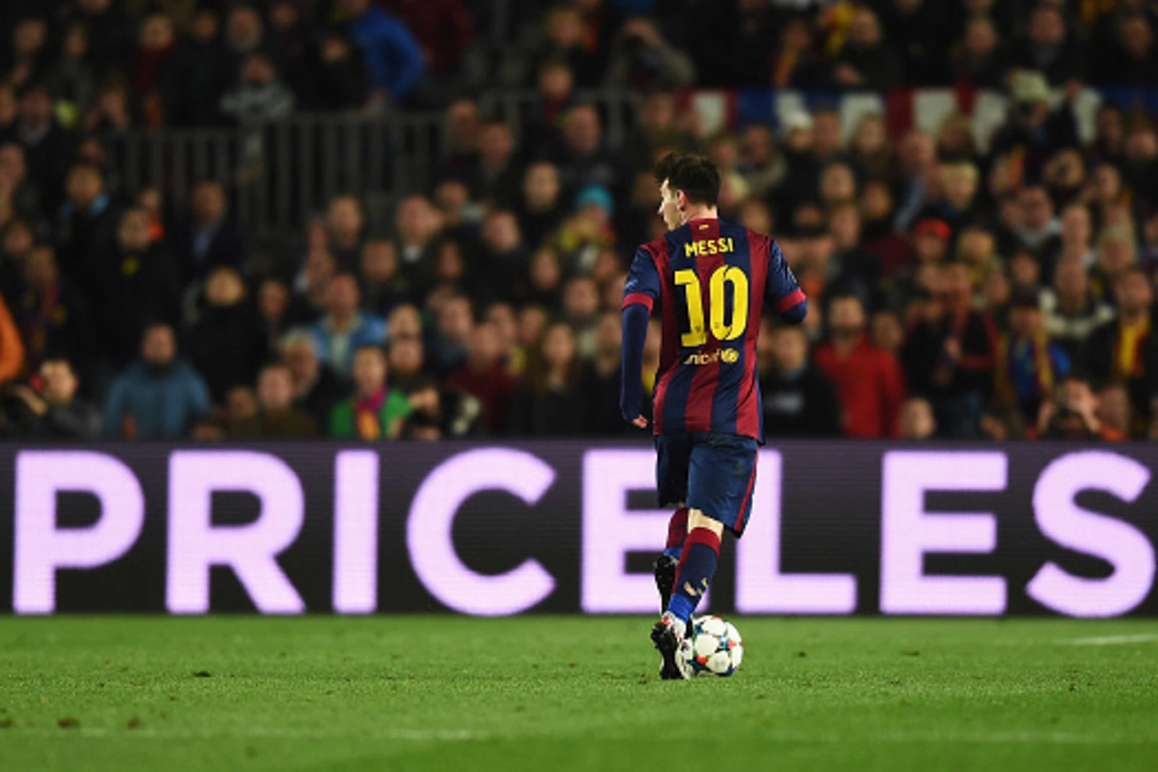 BARCELONA, SPAIN - MARCH 18: Lionel Messi of Barcelona runs with the ball during the UEFA Champions League Round of 16 second leg match between Barcelona and Manchester City at Camp Nou on March 18, 2015 in Barcelona, Spain.  (Photo by Michael Regan/Getty