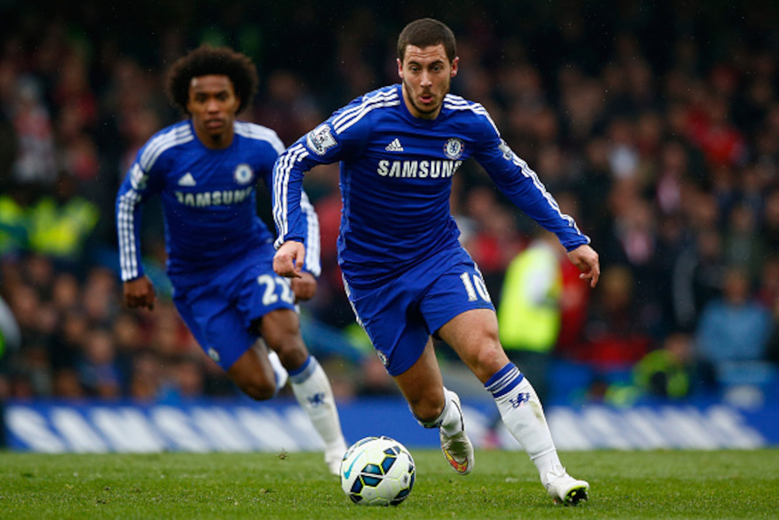 LONDON, ENGLAND - MARCH 15: Eden Hazard of Chelsea breaks with the ball during the Barclays Premier League match between Chelsea and Southampton at Stamford Bridge on March 15, 2015 in London, England.  (Photo by Clive Rose/Getty Images)