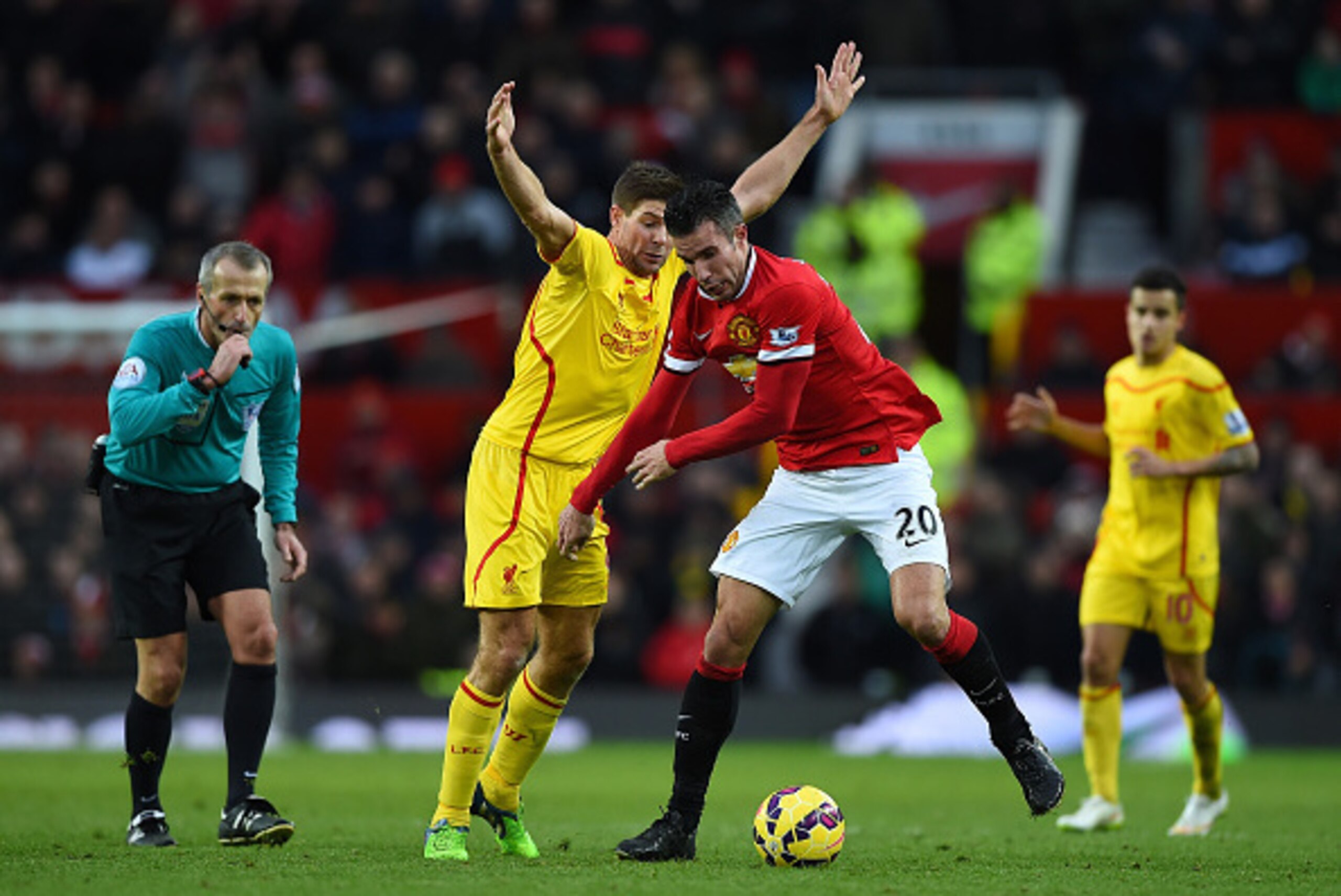 MANCHESTER, ENGLAND - DECEMBER 14:  Steven Gerrard of Liverpool tangles with Robin van Persie of Manchester United the Barclays Premier League match between Manchester United and Liverpool at Old Trafford on December 14, 2014 in Manchester, England.  (Pho