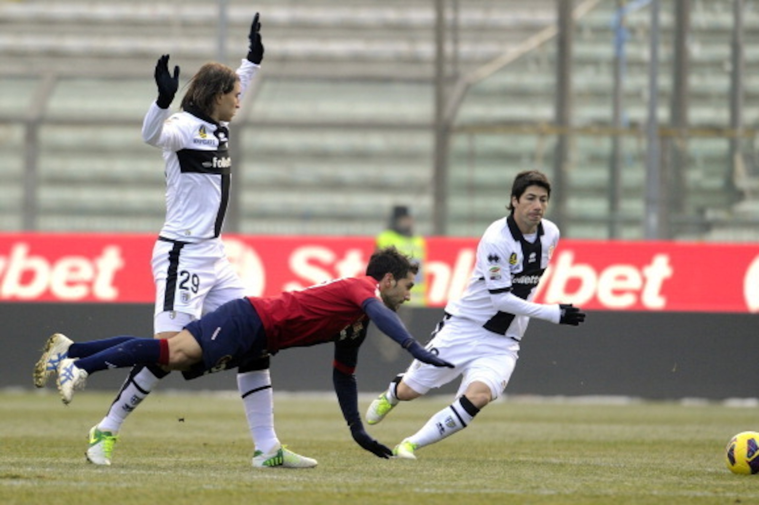 PARMA, ITALY - DECEMBER 16:  Gabriel Paletta of Parma FC (L) and Marco Sau of Cagliari Calcio compete for the ball during the Serie A match between Parma FC and Cagliari Calcio at Stadio Ennio Tardini on December 16, 2012 in Parma, Italy.  (Photo by Claud