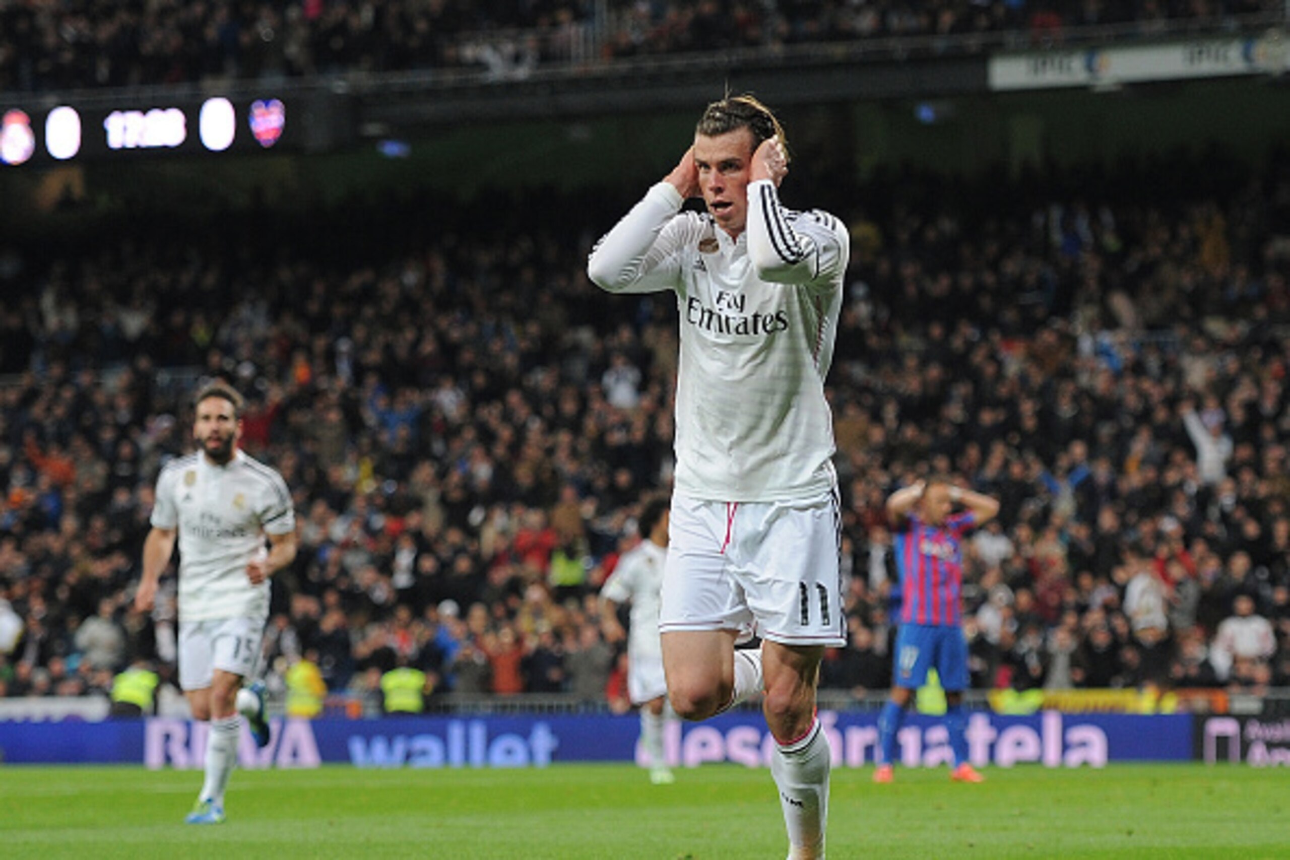 MADRID, SPAIN - MARCH 15:  Gareth Bale of Real Madrid celebrates after scoring Real's opening goal during the La Liga match between Real Madrid CF and Levante UD at Estadio Santiago Bernabeu on March 15, 2015 in Madrid, Spain.  (Photo by Denis Doyle/Getty