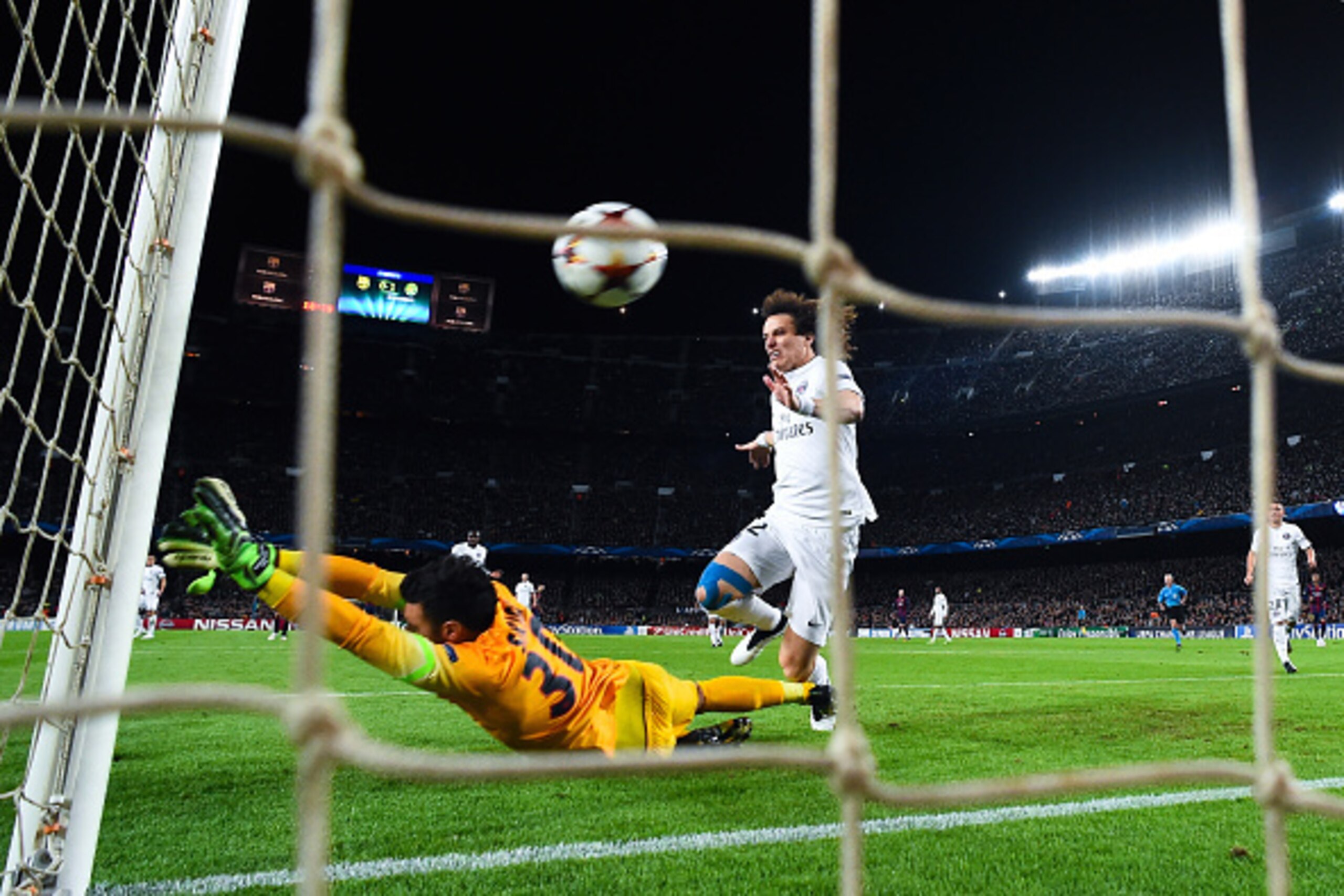 BARCELONA, SPAIN - DECEMBER 10: Lionel Messi of FC Barcelona (Not in picture) scores his team's first goal past Salvatore Sirigu (C) and David Luiz of Paris Saint-Germain FC during prior to the UEFA Champions League group F match between FC Barcelona and BARCELONA, SPAIN - DECEMBER 10: Lionel Messi of FC Barcelona (Not in picture) scores his team's first goal past Salvatore Sirigu (C) and David Luiz of Paris Saint-Germain FC during prior to the UEFA Champions League group F match between FC Barcelona and