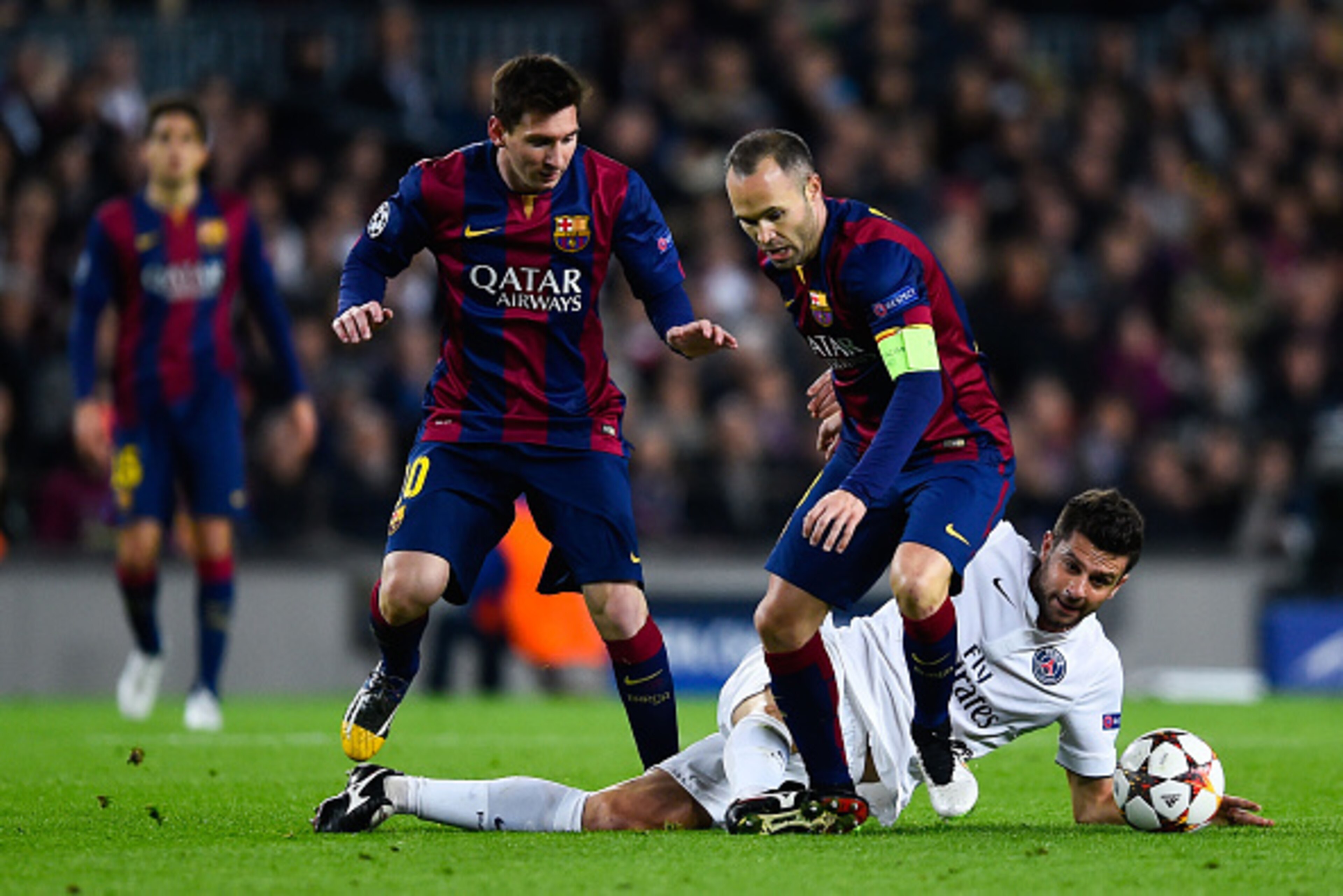 BARCELONA, SPAIN - DECEMBER 10:  Thiago Motta of Paris Saint-Germain FC competes for the ball with Lionel Messi (L) and Andres Iniesta of FC Barcelona during the UEFA Champions League group F match between FC Barcelona and Paris Saint-Germanin FC at Camp 