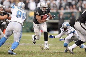 OAKLAND, CA - DECEMBER 18:  Michael Bush #29 of the Oakland Raiders runs with the ball against the Detroit Lions at O.co Coliseum on December 18, 2011 in Oakland, California.  (Photo by Ezra Shaw/Getty Images)