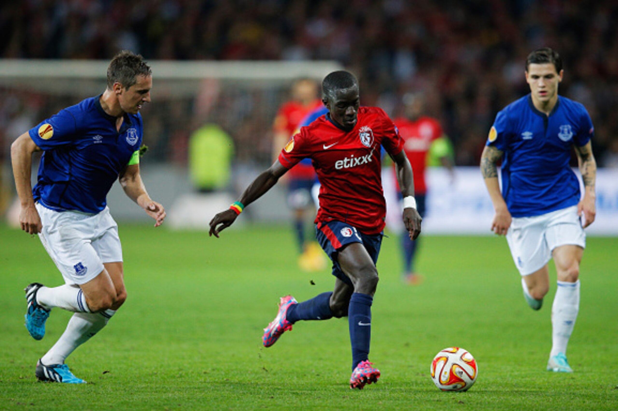 LILLE, FRANCE - OCTOBER 23:  Idrissa Gueye of Lille goes between Phil Jagielka (L) and Muhamed Besic of Everton (R) during the UEFA Europa League Group H match between LOSC Lille and Everton at Grand Stade Lille Metropole on October 23, 2014 in Lille, Fra