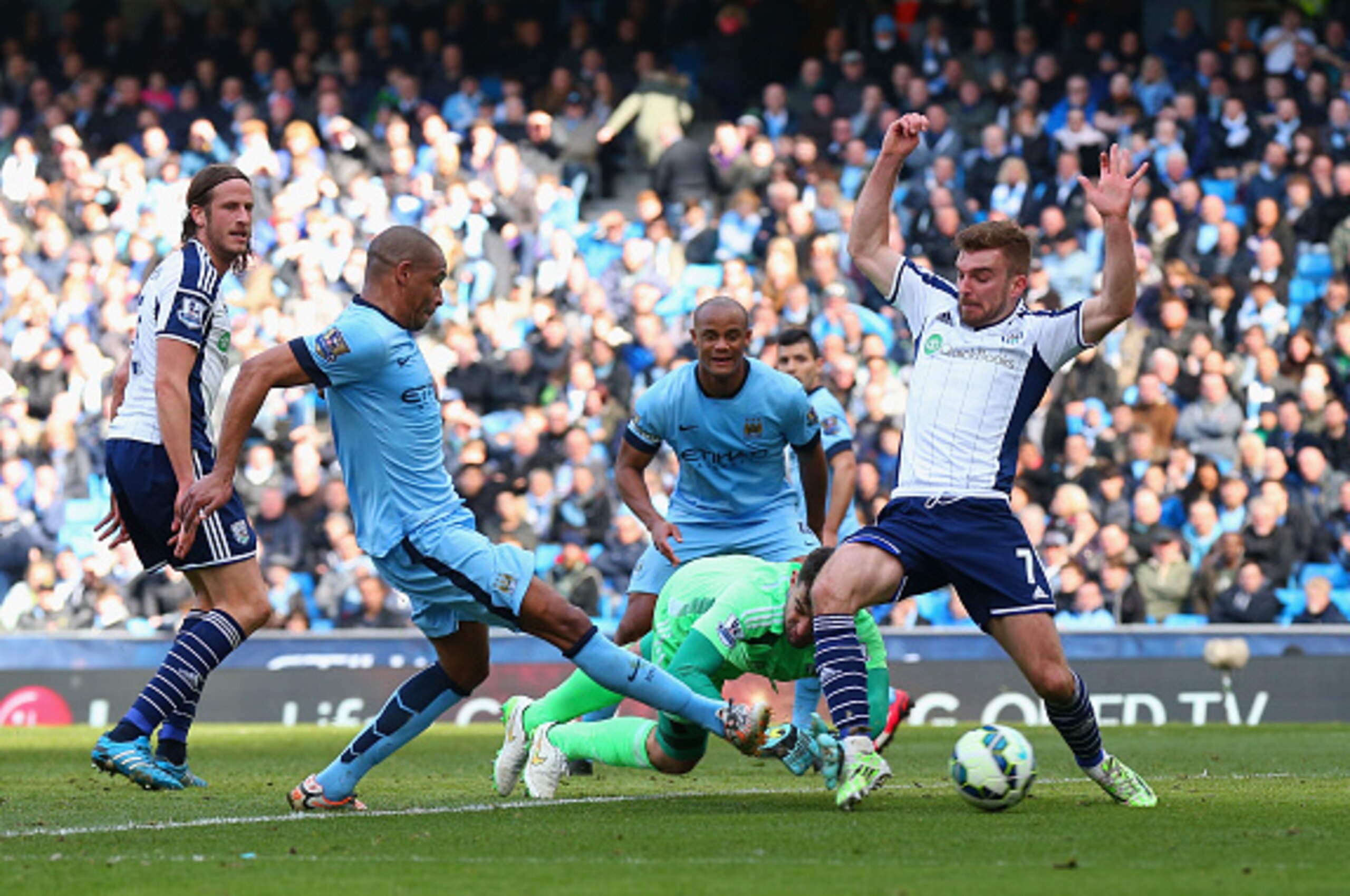 MANCHESTER, ENGLAND - MARCH 21:  Fernando of Manchester City scores their second goal under pressure from James Morrison and Boaz Myhill of West Brom during the Barclays Premier League match between Manchester City and West Bromwich Albion at Etihad Stadi