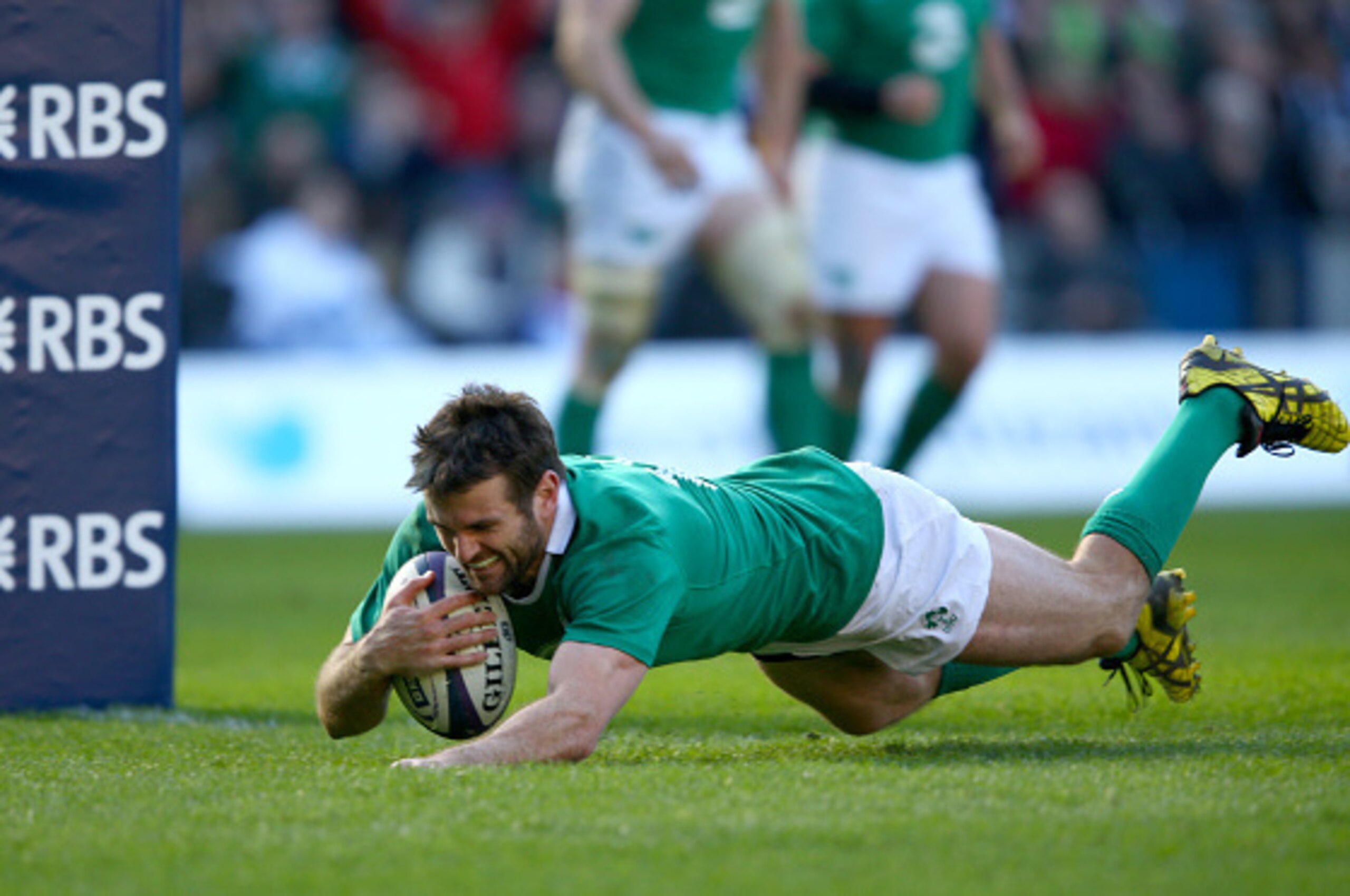EDINBURGH, SCOTLAND - MARCH 21:  Jared Payne of Ireland dives over to score the third try during the RBS Six Nations match between Scotland and Ireland at Murrayfield on March 21, 2015 in Edinburgh, Scotland.  (Photo by Richard Heathcote/Getty Images)