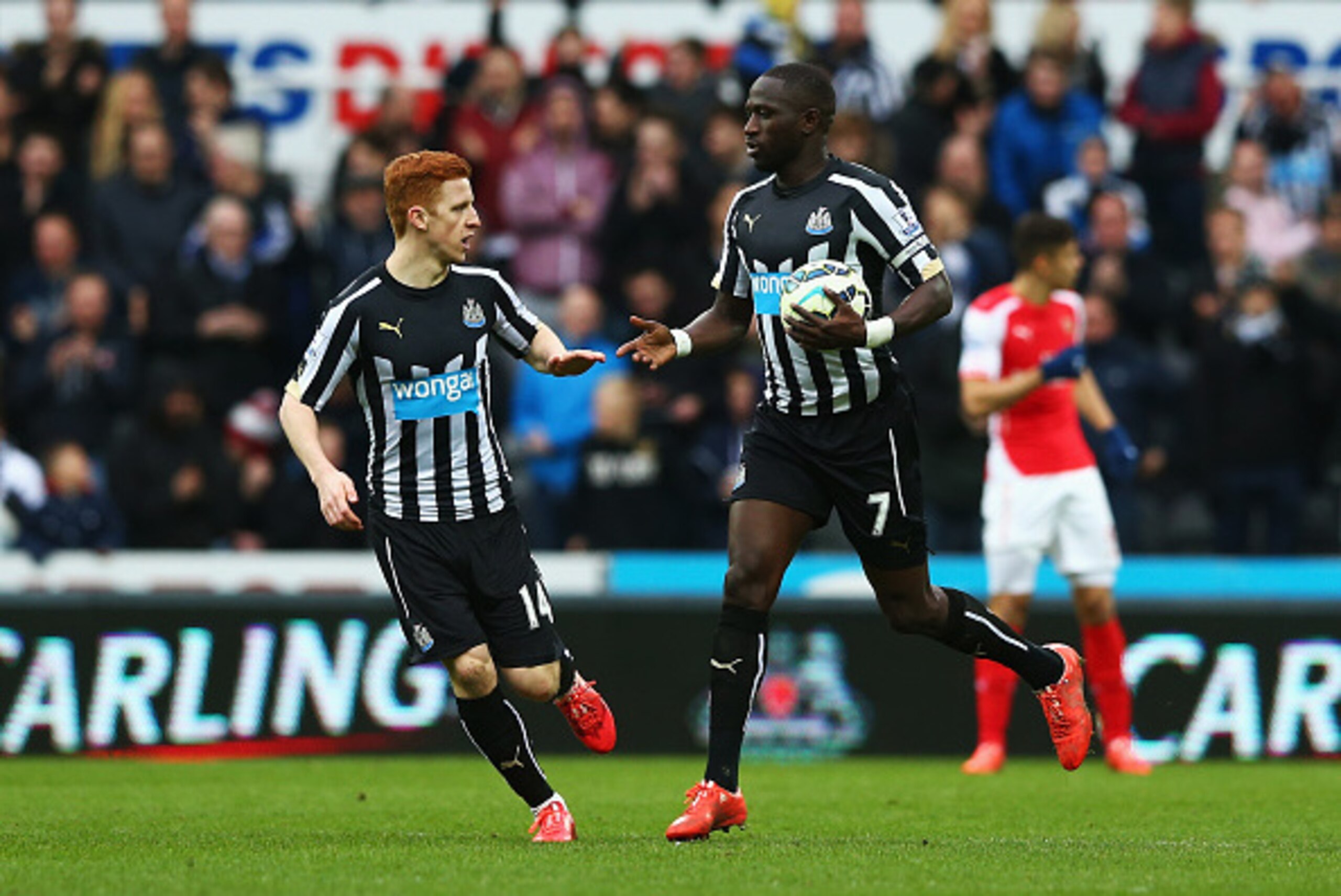 NEWCASTLE UPON TYNE, ENGLAND - MARCH 21:  Moussa Sissoko (R) of Newcastle United celebrates his goal with Jack Colback during the Barclays Premier League match between Newcastle United and Arsenal at St James' Park on March 21, 2015 in Newcastle upon Tyne