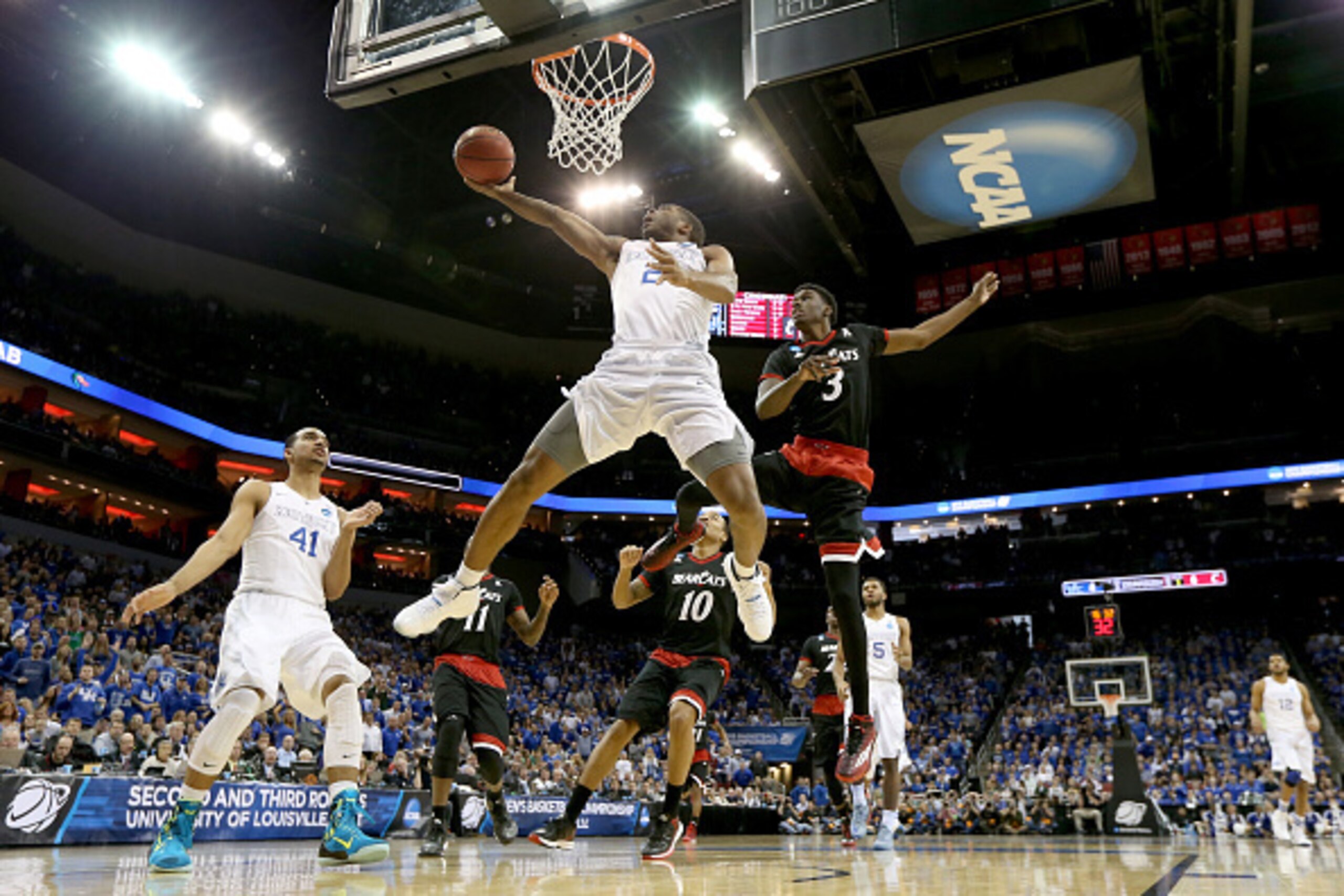 LOUISVILLE, KY - MARCH 21: Aaron Harrison #2 of the Kentucky Wildcats drives to the basket past Shaquille Thomas #3 of the Cincinnati Bearcats during the third round of the 2015 NCAA Men's Basketball Tournament at KFC YUM! Center on March 21, 2015 in Lou LOUISVILLE, KY - MARCH 21: Aaron Harrison #2 of the Kentucky Wildcats drives to the basket past Shaquille Thomas #3 of the Cincinnati Bearcats during the third round of the 2015 NCAA Men's Basketball Tournament at KFC YUM! Center on March 21, 2015 in Lou