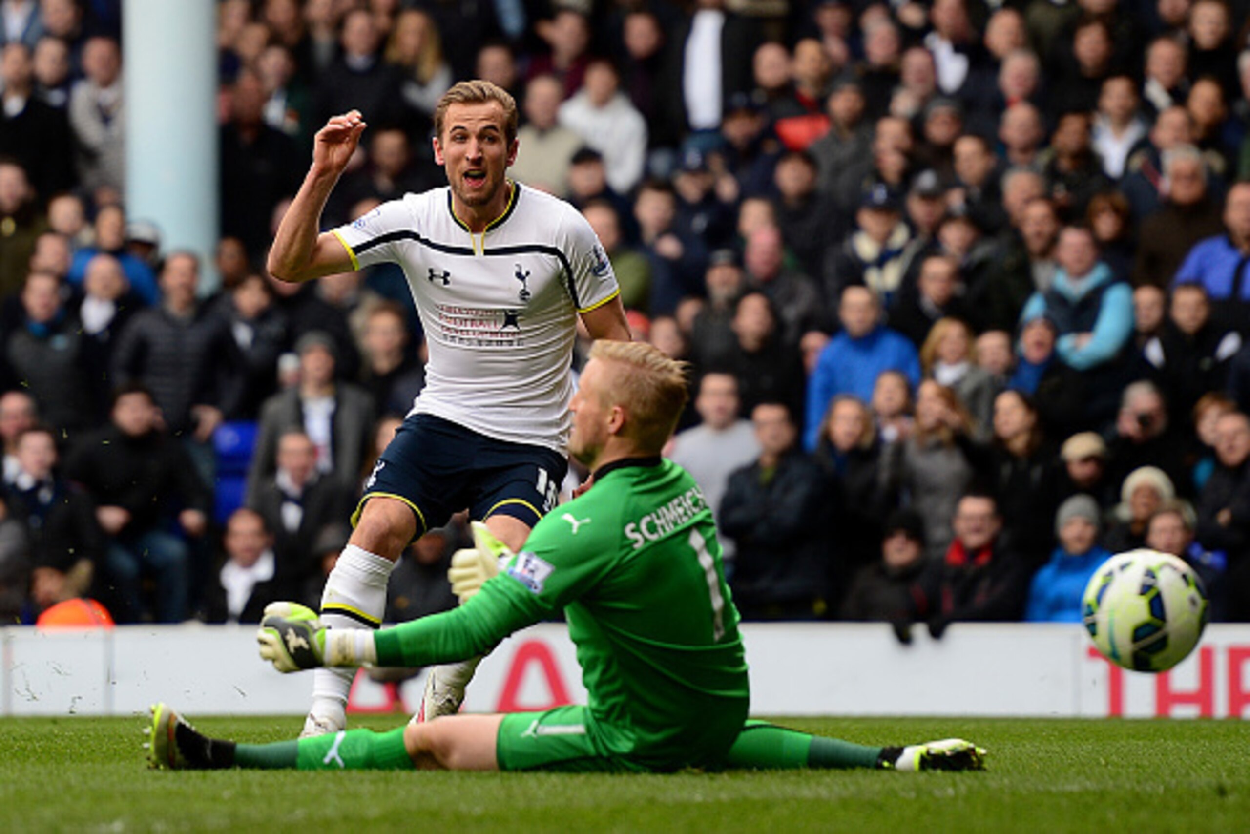 LONDON, ENGLAND - MARCH 21:  Harry Kane of Spurs shoots at goal past Kasper Schmeichel of Leicester City during the Barclays Premier League match between Tottenham Hotspur and Leicester City at White Hart Lane on March 21, 2015 in London, England.  (Photo