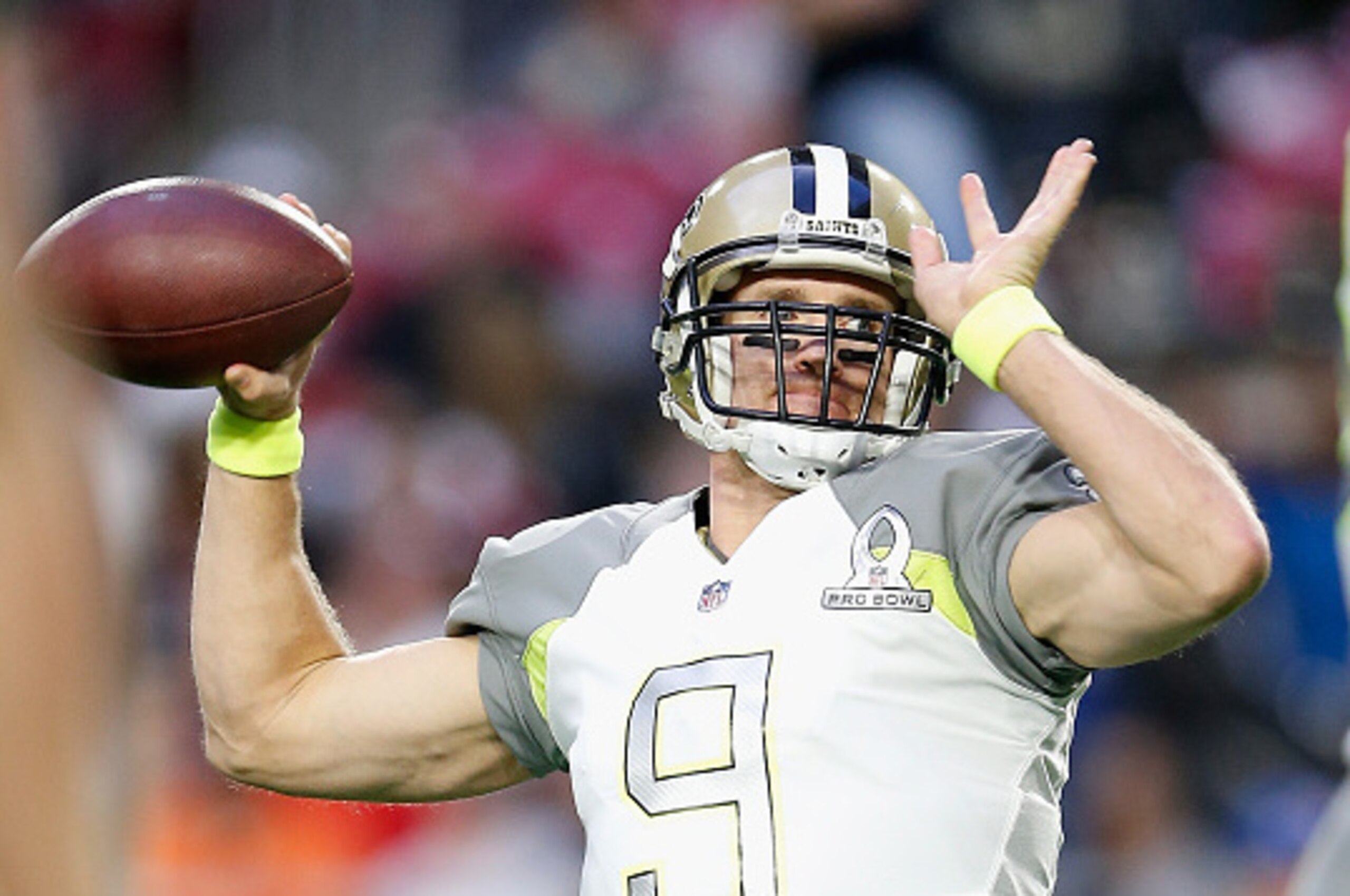 GLENDALE, AZ - JANUARY 25:  Team Carter quarterback Drew Brees #9 of the New Orleans Saints warms up before the 2015 Pro Bowl at University of Phoenix Stadium on January 25, 2015 in Glendale, Arizona.  (Photo by Christian Petersen/Getty Images)