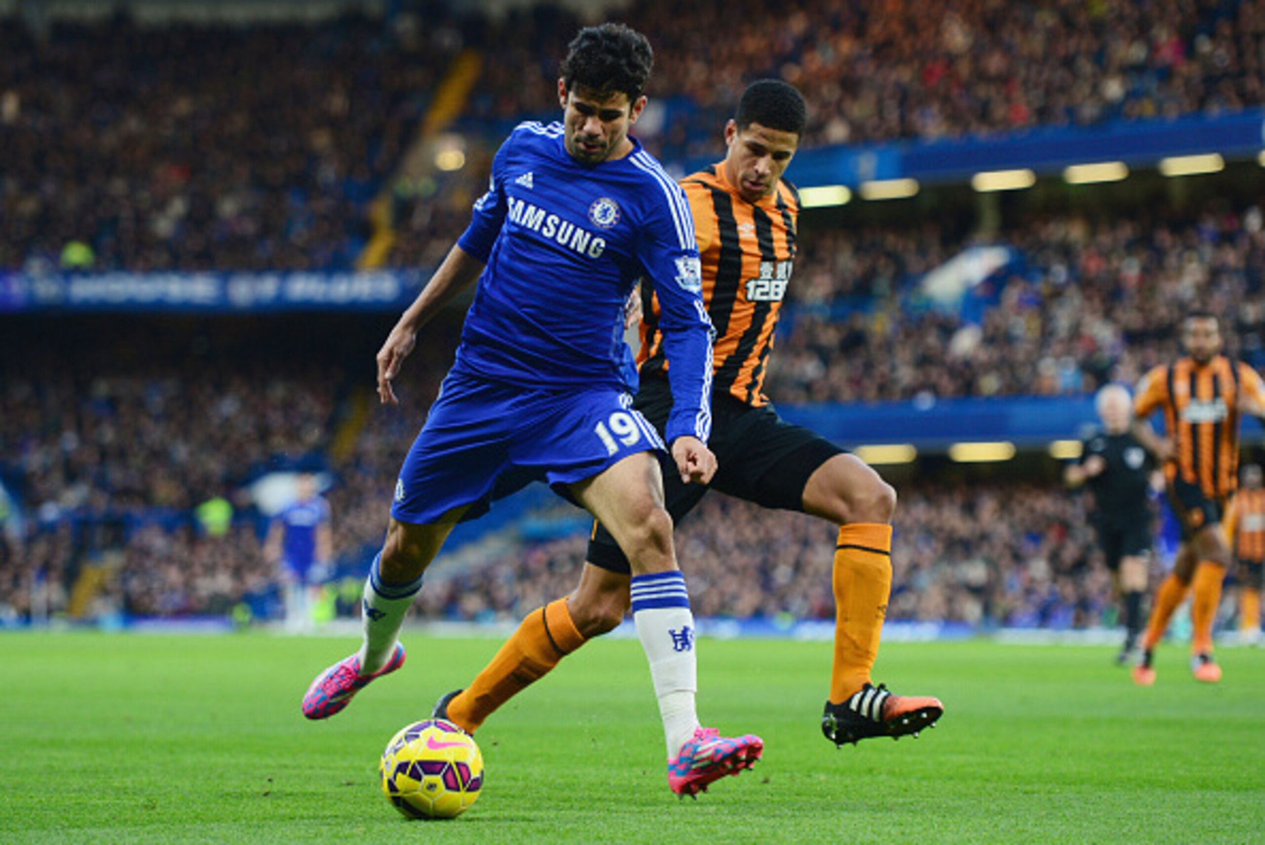 LONDON, ENGLAND - DECEMBER 13:  Diego Costa of Chelsea holds off Curtis Davies of Hull City during the Barclays Premier League match between Chelsea and Hull City at Stamford Bridge on December 13, 2014 in London, England.  (Photo by Jamie McDonald/Getty 