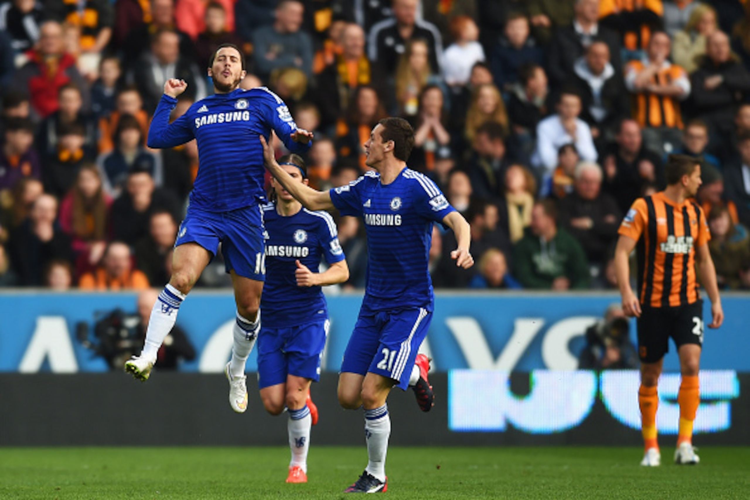 HULL, ENGLAND - MARCH 22:  Eden Hazard of Chelsea (10) celebrates with Nemanja Matic (21) as he scores their first goal during the Barclays Premier League match between Hull City and Chelsea at KC Stadium on March 22, 2015 in Hull, England.  (Photo by Mic