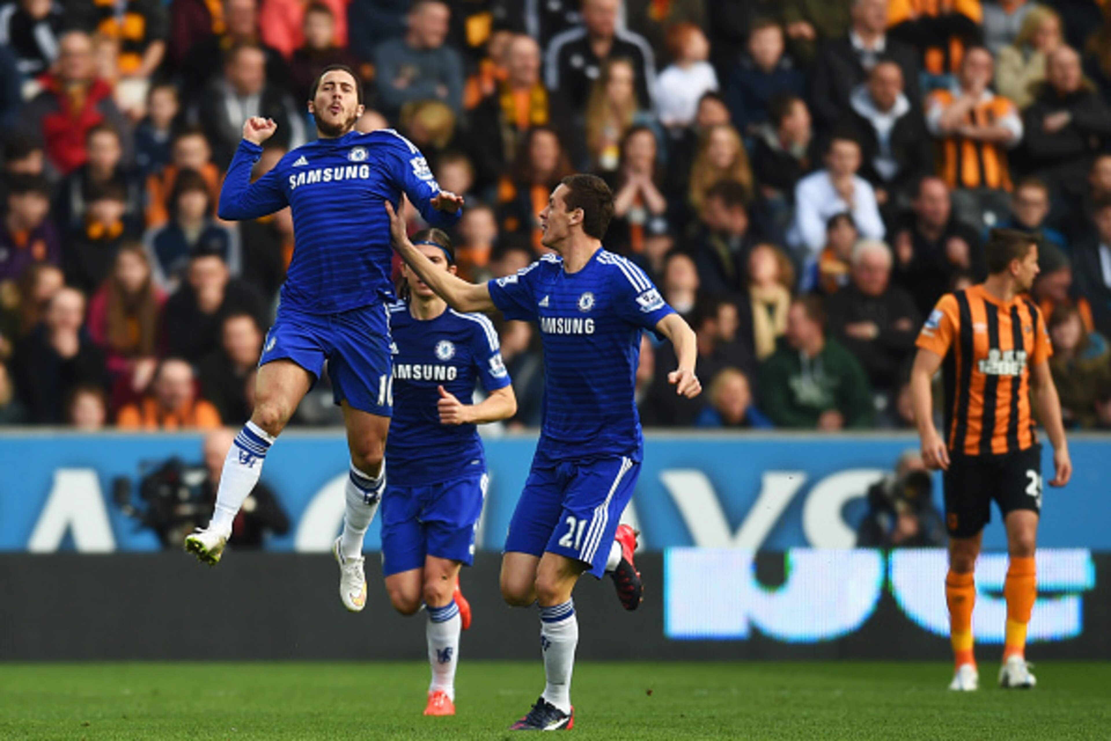 HULL, ENGLAND - MARCH 22:  Eden Hazard of Chelsea (10) celebrates with Nemanja Matic (21) as he scores their first goal during the Barclays Premier League match between Hull City and Chelsea at KC Stadium on March 22, 2015 in Hull, England.  (Photo by Mic