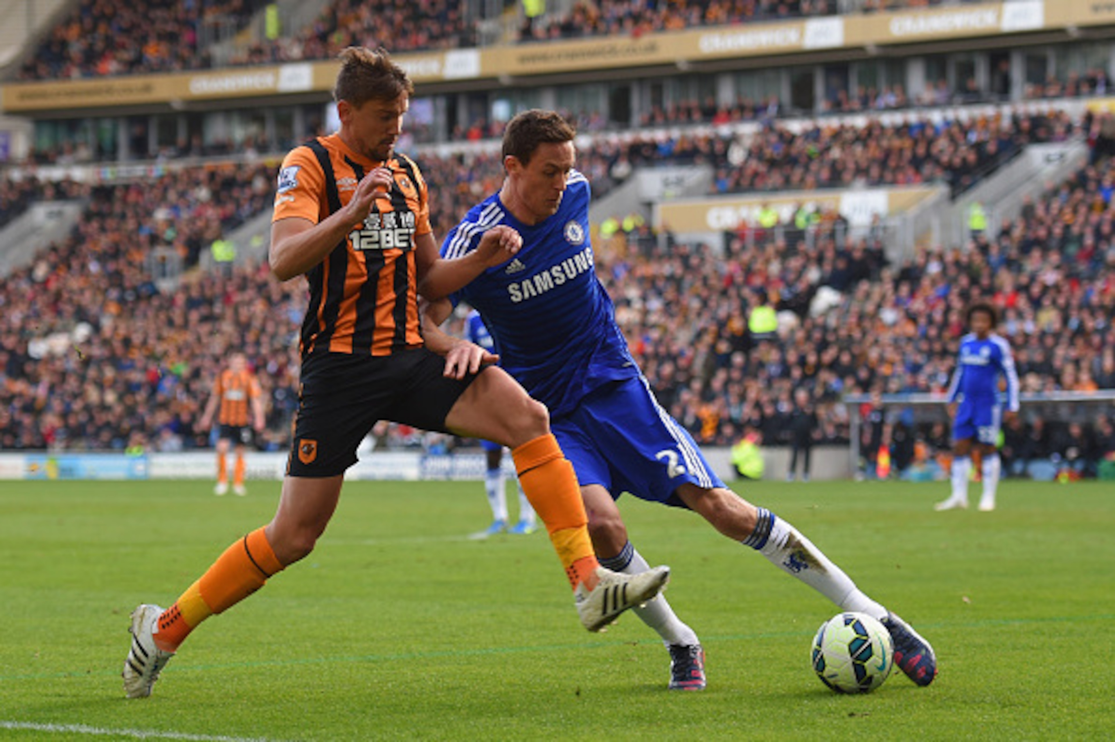 HULL, ENGLAND - MARCH 22:  Gaston Ramirez of Hull City challenges Nemanja Matic of Chelsea during the Barclays Premier League match between Hull City and Chelsea at KC Stadium on March 22, 2015 in Hull, England.  (Photo by Michael Regan/Getty Images)