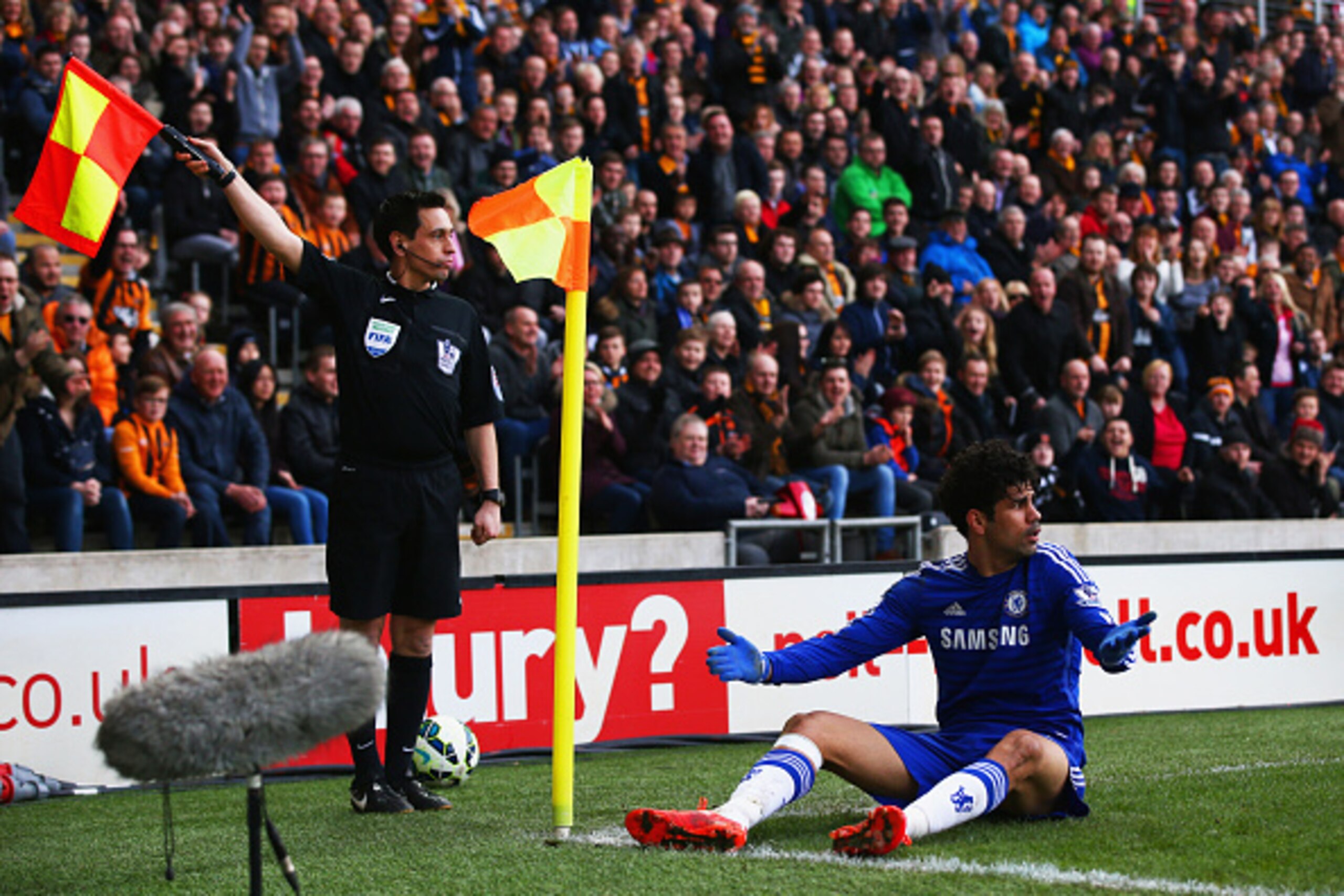 HULL, ENGLAND - MARCH 22:  Diego Costa of Chelsea appeals during the Barclays Premier League match between Hull City and Chelsea at KC Stadium on March 22, 2015 in Hull, England.  (Photo by Matthew Lewis/Getty Images)