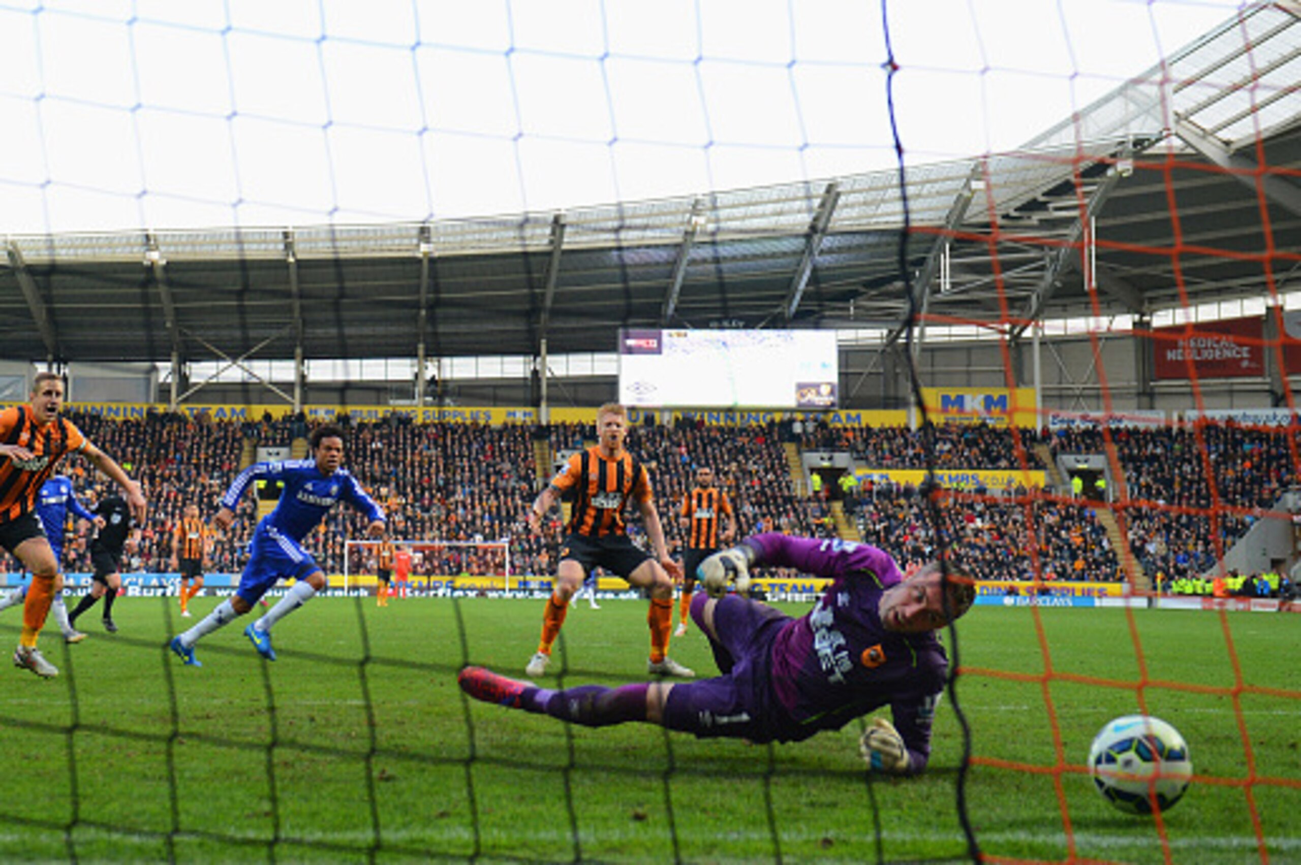 HULL, ENGLAND - MARCH 22:  Loic Remy of Chelsea (C) beats goalkeeper Allan McGregor of Hull City to score their third goal during the Barclays Premier League match between Hull City and Chelsea at KC Stadium on March 22, 2015 in Hull, England.  (Photo by 
