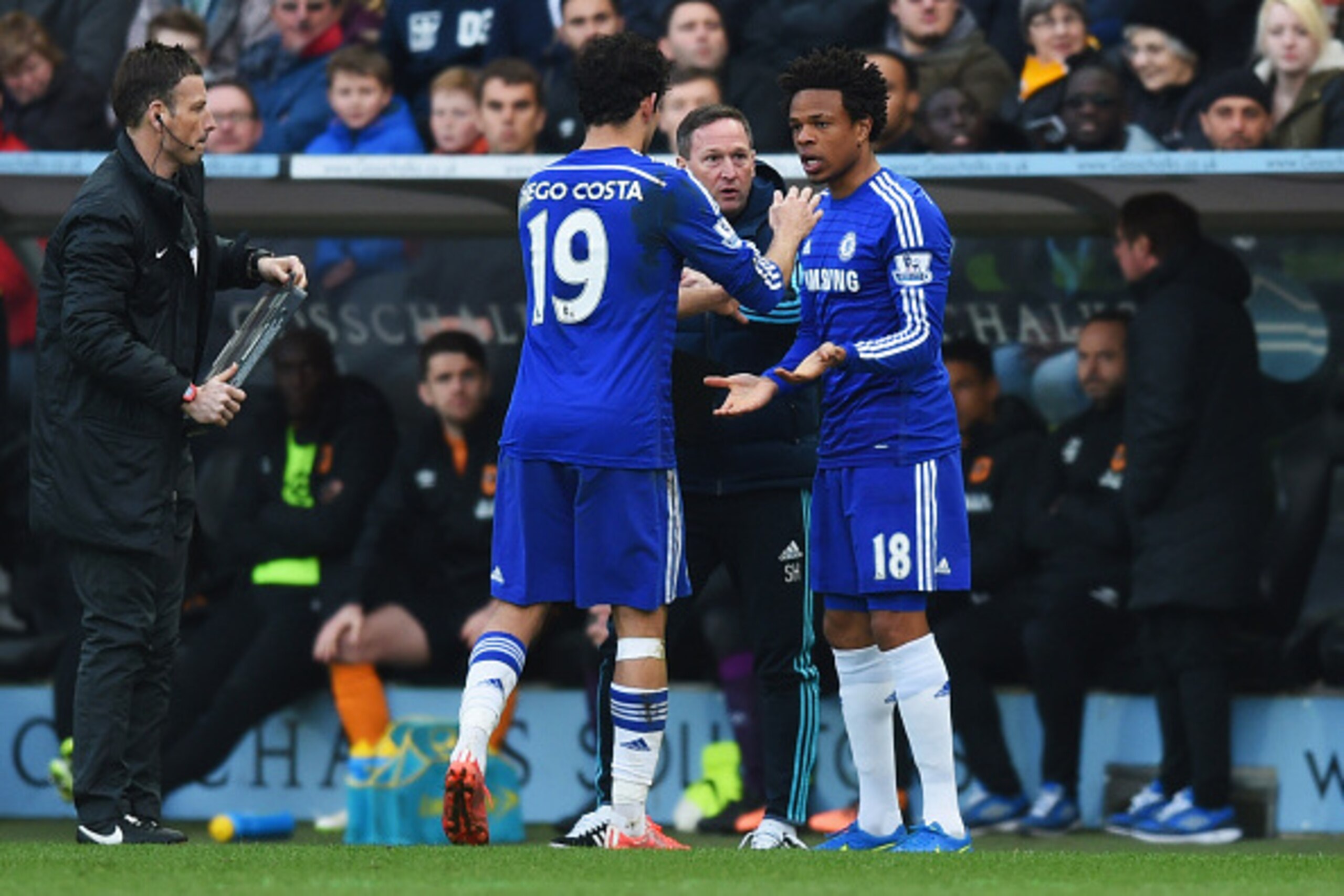HULL, ENGLAND - MARCH 22:  Diego Costa of Chelsea shakes hands with Loic Remy (18) as he is substituted during the Barclays Premier League match between Hull City and Chelsea at KC Stadium on March 22, 2015 in Hull, England.  (Photo by Michael Regan/Getty