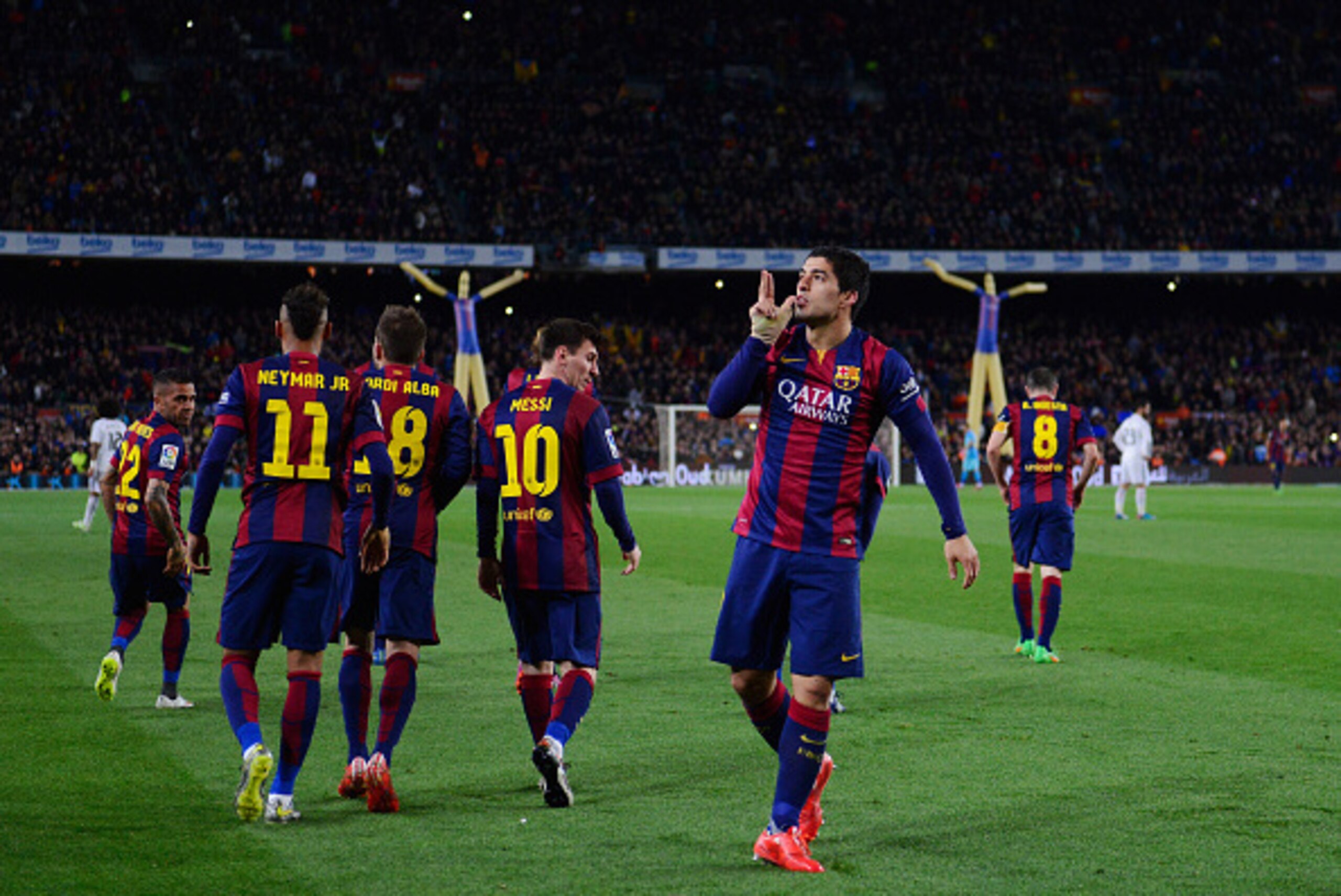 BARCELONA, SPAIN - MARCH 22:  Luis Suarez of Barcelona (R) celebrates with team mates as he scores their second goal during the La Liga match between FC Barcelona and Real Madrid CF at Camp Nou on March 22, 2015 in Barcelona, Spain.  (Photo by David Ramos