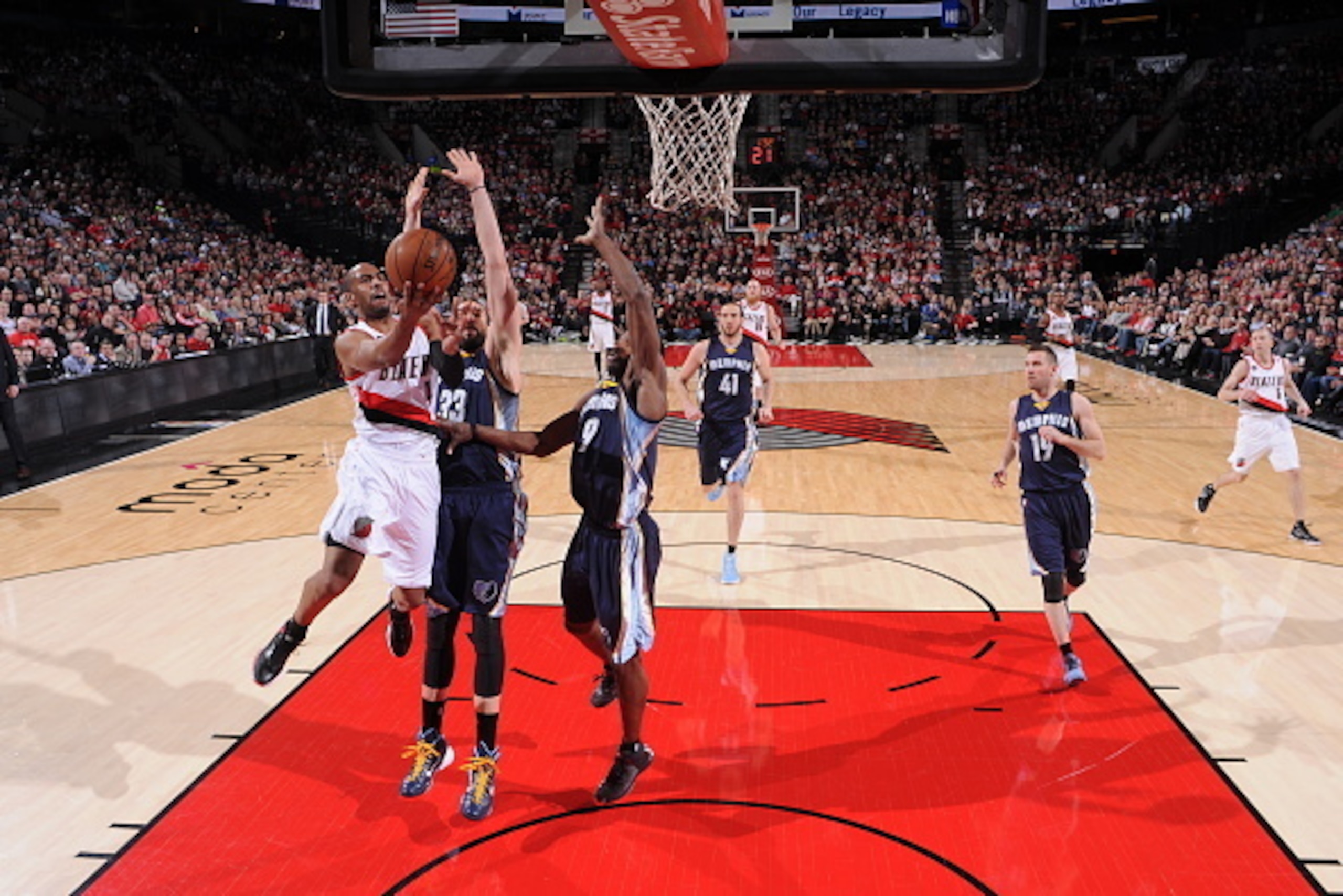 PORTLAND, OR - FEBRUARY 22:  Arron Afflalo #4 of the Portland Trail Blazers goes up for a shot against the Memphis Grizzlies on February 22, 2015 at the Moda Center in Portland, Oregon. NOTE TO USER: User expressly acknowledges and agrees that, by downloa