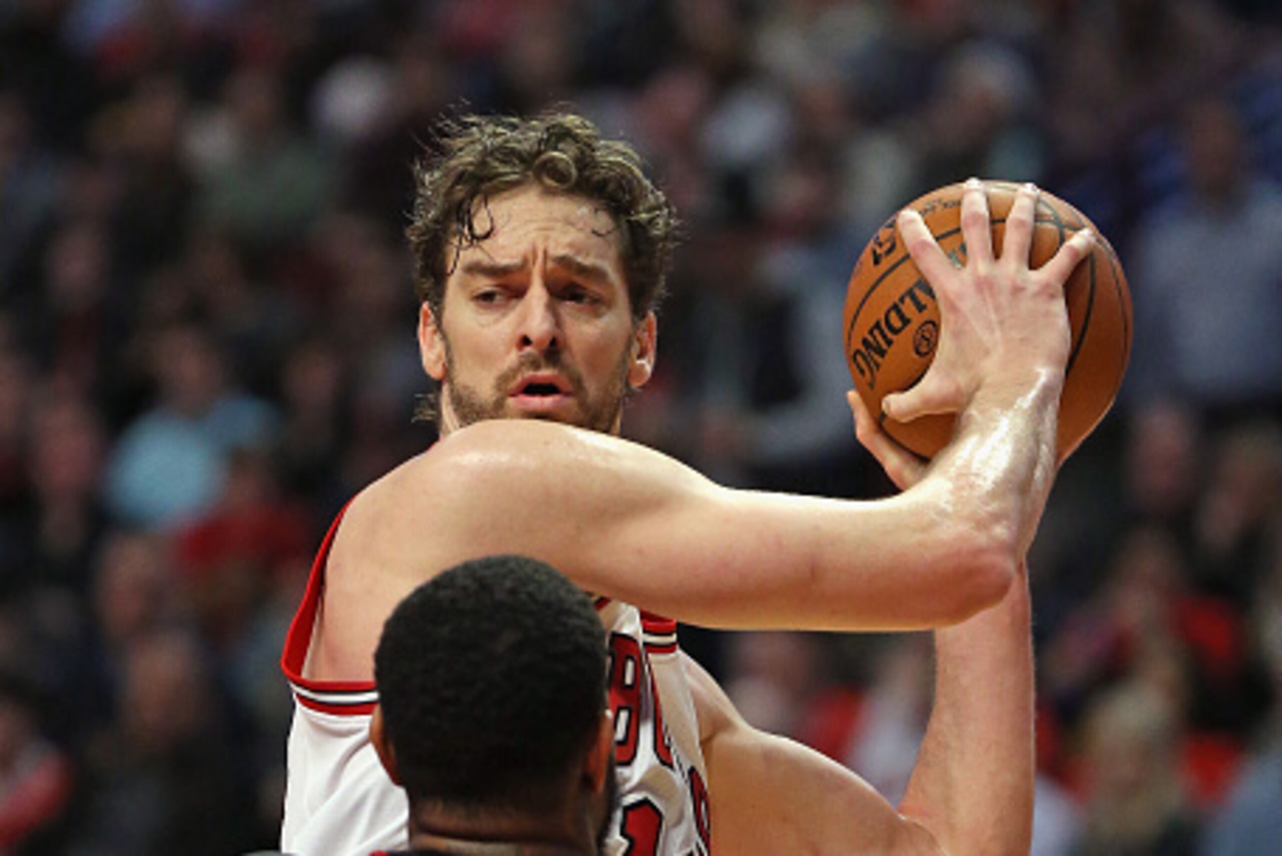 CHICAGO, IL - MARCH 20: Pau Gasol #16 of the Chicago Bulls looks to pass under presure from Amir Johnson #15 of the Toronto Raptors at the United Center on March 20, 2015 in Chicago, Illinois. The Bulls defeated the Raptors 108-92. NOTE TO USER: User expr CHICAGO, IL - MARCH 20: Pau Gasol #16 of the Chicago Bulls looks to pass under presure from Amir Johnson #15 of the Toronto Raptors at the United Center on March 20, 2015 in Chicago, Illinois. The Bulls defeated the Raptors 108-92. NOTE TO USER: User expr