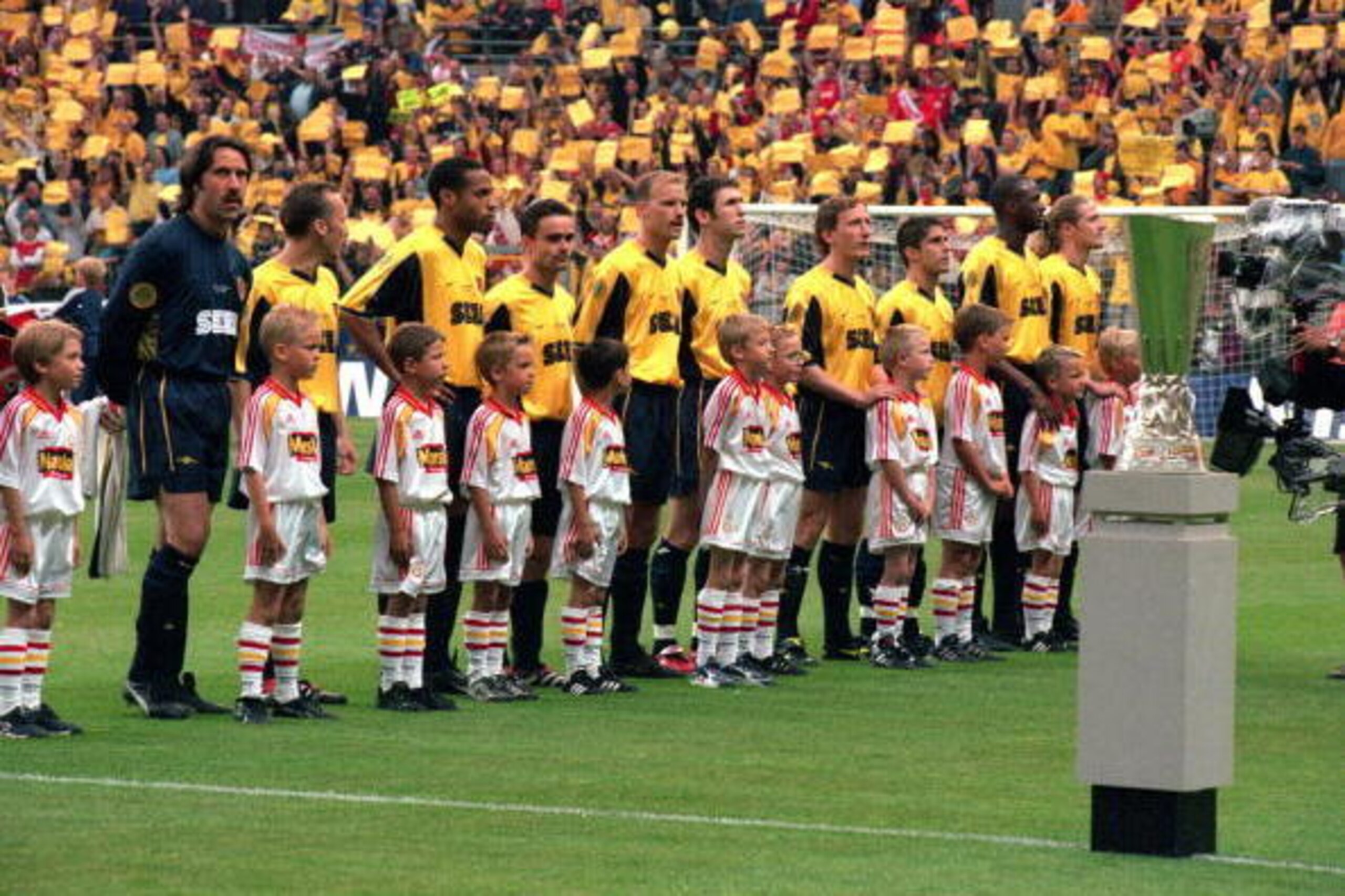17 May 2000: Arsenal line up before the UEFA Cup final against Galatasaray at the Parken Stadium in Copenhagen, Denmark. The match finished 0-0 after extra-time, Galatasaray won 4-1 on penalties. \ Mandatory Credit: Phil Cole /Allsport 17 May 2000: Arsenal line up before the UEFA Cup final against Galatasaray at the Parken Stadium in Copenhagen, Denmark. The match finished 0-0 after extra-time, Galatasaray won 4-1 on penalties. \ Mandatory Credit: Phil Cole /Allsport