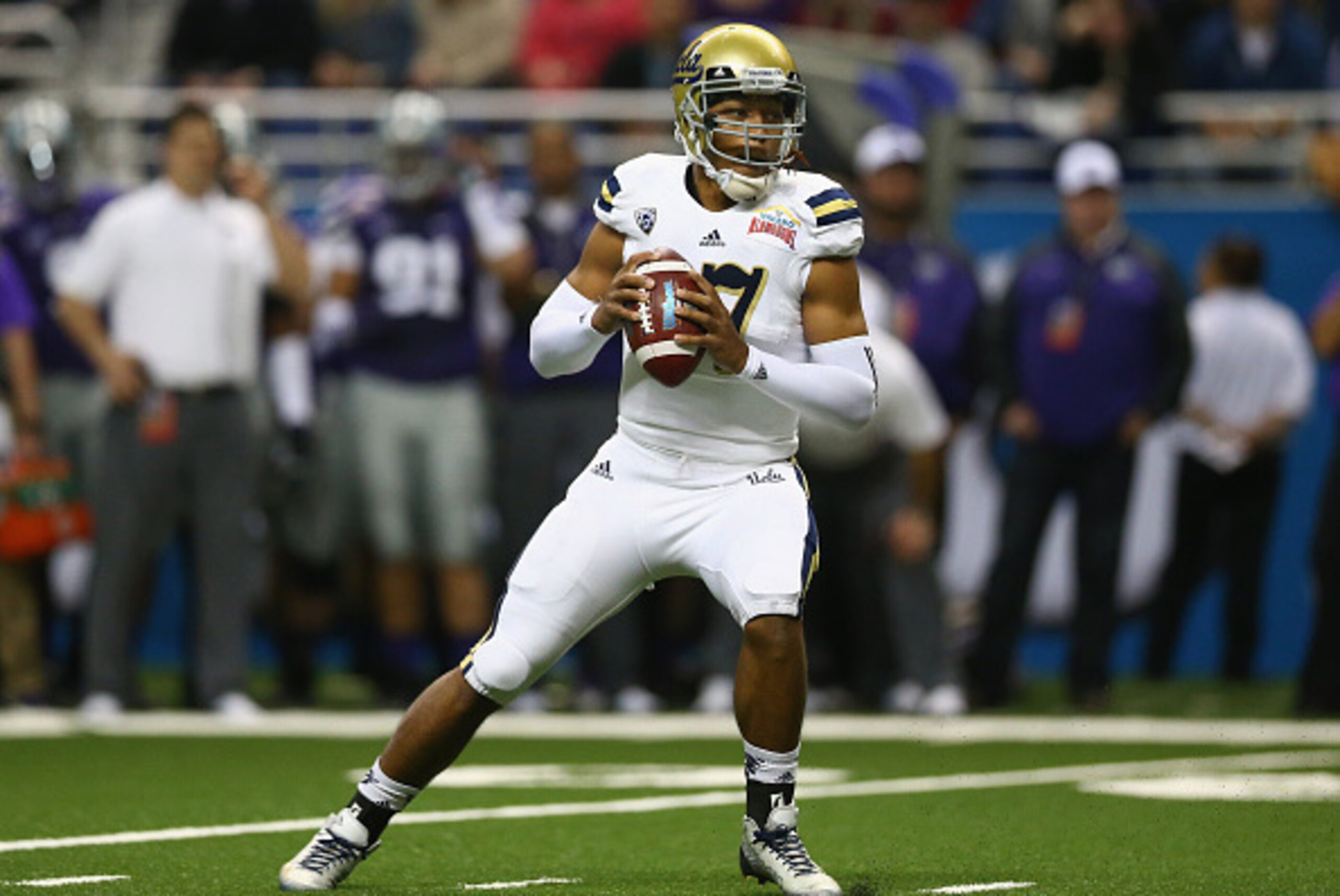 SAN ANTONIO, TX - JANUARY 02: Brett Hundley #17 of the UCLA Bruins throws the ball against the Kansas State Wildcats in the first quarter during the Valero Alamo Bowl at Alamodome on January 2, 2015 in San Antonio, Texas. (Photo by Ronald Martinez/Getty SAN ANTONIO, TX - JANUARY 02: Brett Hundley #17 of the UCLA Bruins throws the ball against the Kansas State Wildcats in the first quarter during the Valero Alamo Bowl at Alamodome on January 2, 2015 in San Antonio, Texas. (Photo by Ronald Martinez/Getty