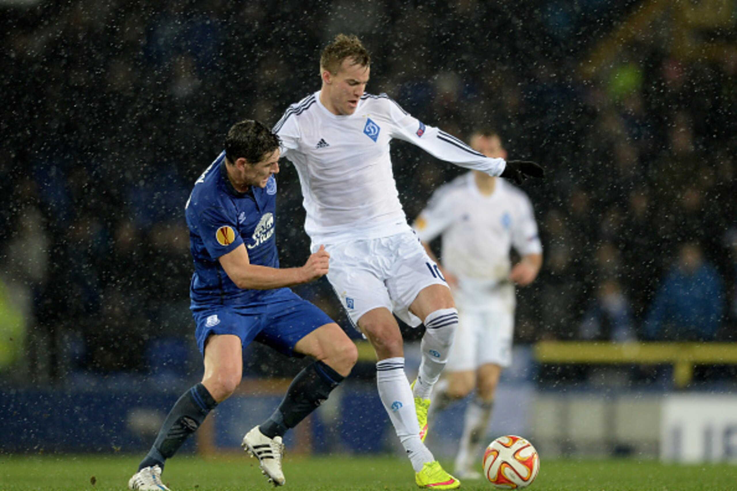 LIVERPOOL, ENGLAND - MARCH 12:  Andriy Yarmolenko of Dynamo Kyiv ia challenged by Gareth Barry of Everton during the UEFA Europa League Round of 16, first leg match between Everton and FC Dynamo Kyiv at Goodison Park on March 12, 2015 in Liverpool, United