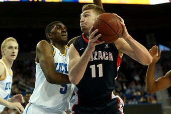 LOS ANGELES, CA - DECEMBER 13:  Domantas Sabonis #11 of the Gonzaga Bulldogs controls the ball against Kevon Looney #5 of the UCLA Bruins at Pauley Pavilion on December 13, 2014 in Los Angeles, California.  (Photo by Stephen Dunn/Getty Images)