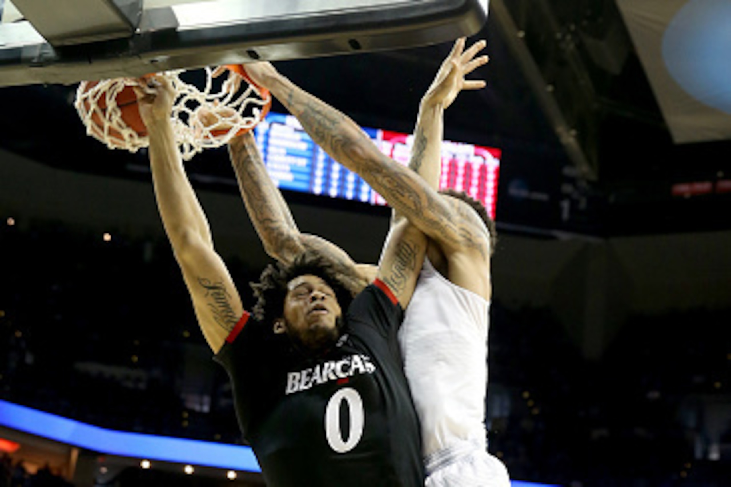 LOUISVILLE, KY - MARCH 21:  Willie Cauley-Stein #15 of the Kentucky Wildcats dunks on Quadri Moore #0 of the Cincinnati Bearcats during the third round of the 2015 NCAA Men's Basketball Tournament at KFC YUM! Center on March 21, 2015 in Louisville, Kentuc