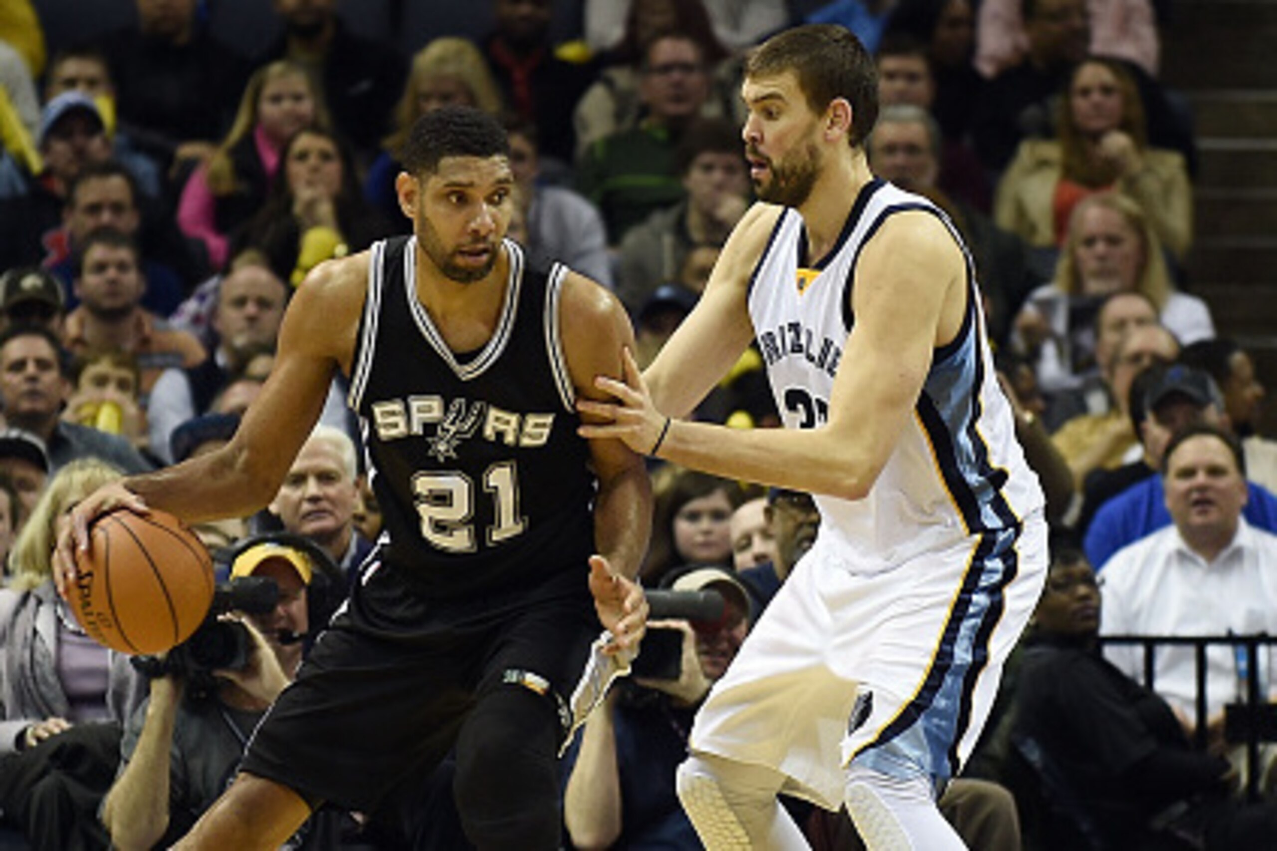 MEMPHIS, TN - DECEMBER 30:  Tim Duncan #21 of the San Antonio Spurs is defended by Marc Gasol #33 of the Memphis Grizzlies during a game at the FedExForum on December 30, 2014 in Memphis, Tennessee.  NOTE TO USER: User expressly acknowledges and agrees th