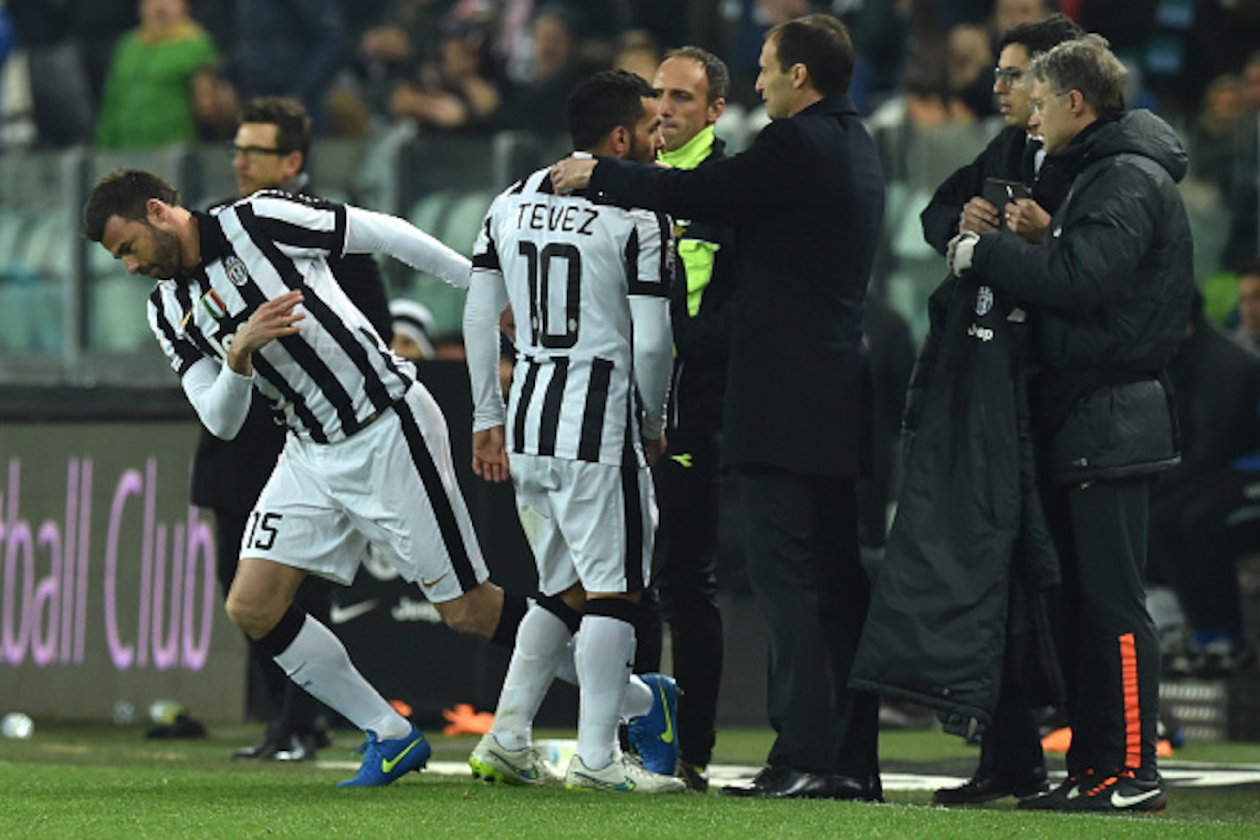 TURIN, ITALY - MARCH 09:  Carlos Tevez (R) of Juventus FC is replaced by Andrea Barzagli during the Serie A match between Juventus FC and US Sassuolo Calcio at Juventus Arena on March 9, 2015 in Turin, Italy.  (Photo by Valerio Pennicino/Getty Images)