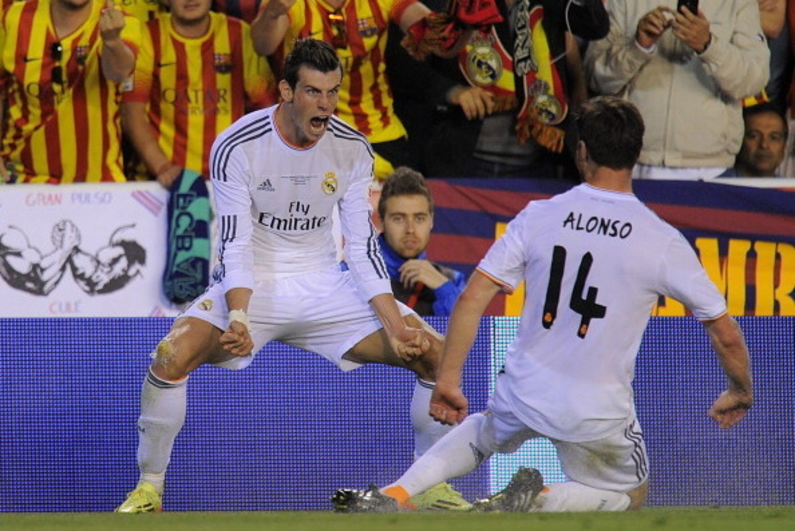 VALENCIA, SPAIN - APRIL 16: Gareth Bale (L) of Real Madrid celebrates beside Xabi Alonso after scoring Real's 2nd goal during the Copa del Rey Final between Real Madrid and Barcelona at Estadio Mestalla on April 16, 2014 in Valencia, Spain. (Photo by D VALENCIA, SPAIN - APRIL 16: Gareth Bale (L) of Real Madrid celebrates beside Xabi Alonso after scoring Real's 2nd goal during the Copa del Rey Final between Real Madrid and Barcelona at Estadio Mestalla on April 16, 2014 in Valencia, Spain. (Photo by D