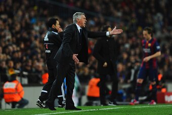 BARCELONA, SPAIN - MARCH 22:  Carlo Ancelotti head coach of Real Madrid CF gives instructions during the La Liga match between FC Barcelona and Real Madrid CF at Camp Nou on March 22, 2015 in Barcelona, Spain.  (Photo by David Ramos/Getty Images)