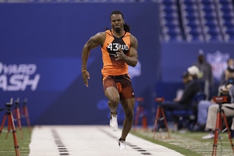 West Virginia Mountaineers wide receiver Kevin White runs the 40-yard dash at the NFL combine.