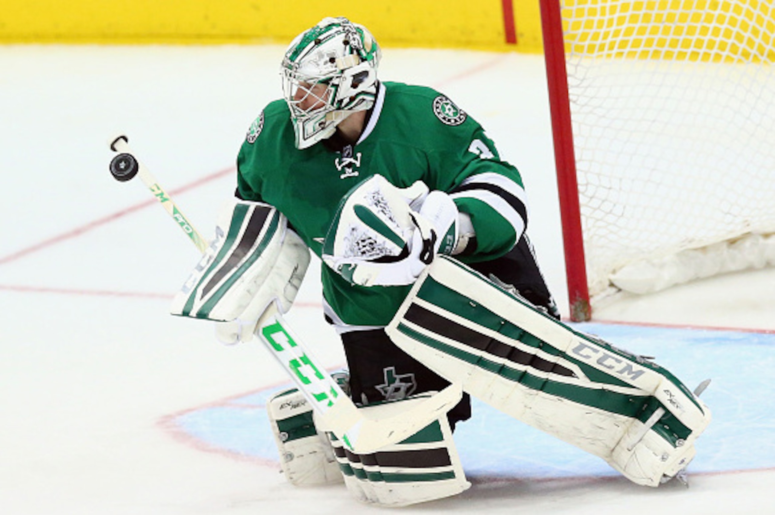 DALLAS, TX - MARCH 15:  Kari Lehtonen #32 of the Dallas Stars in the second period at American Airlines Center on March 15, 2015 in Dallas, Texas.  (Photo by Ronald Martinez/Getty Images)