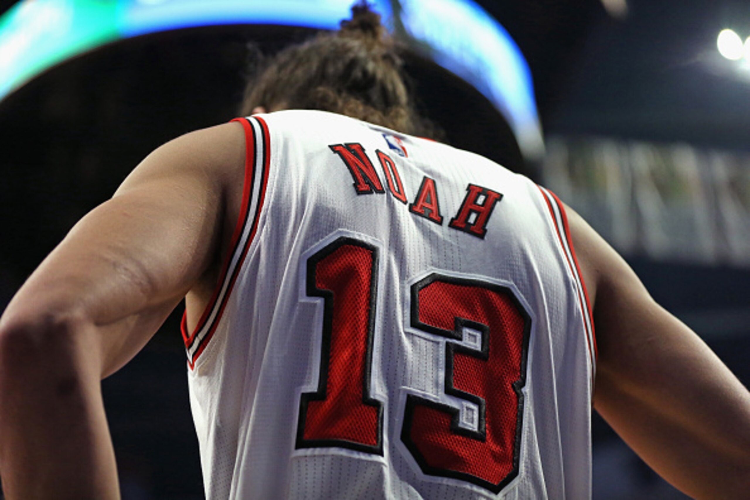 CHICAGO, IL - MARCH 05:  Joakim Noah #13 of the Chicago Bulls wait to inbound the ball against the Oklahoma City Thunder at the United Center on March 5, 2015 in Chicago, Illinois. The Bulls defeated the Thunder 108-105. NOTE TO USER: User expressly ackno