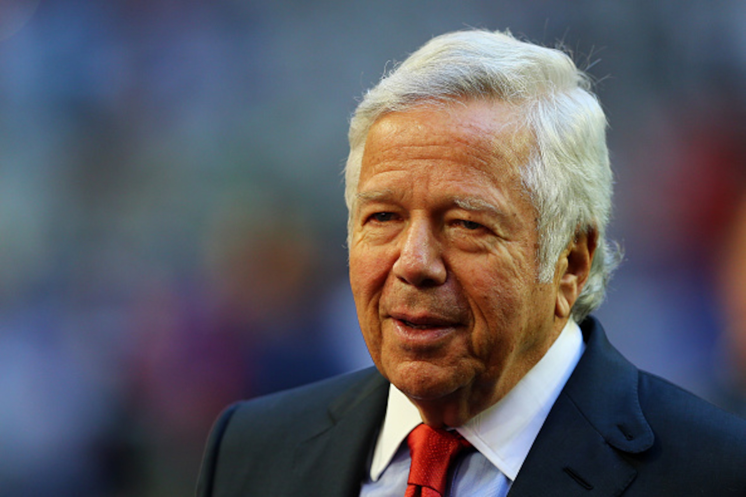 GLENDALE, AZ - FEBRUARY 01:  New England Patriots owner Robert Kraft walks on the field prior to Super Bowl XLIX at University of Phoenix Stadium on February 1, 2015 in Glendale, Arizona.  (Photo by Elsa/Getty Images)