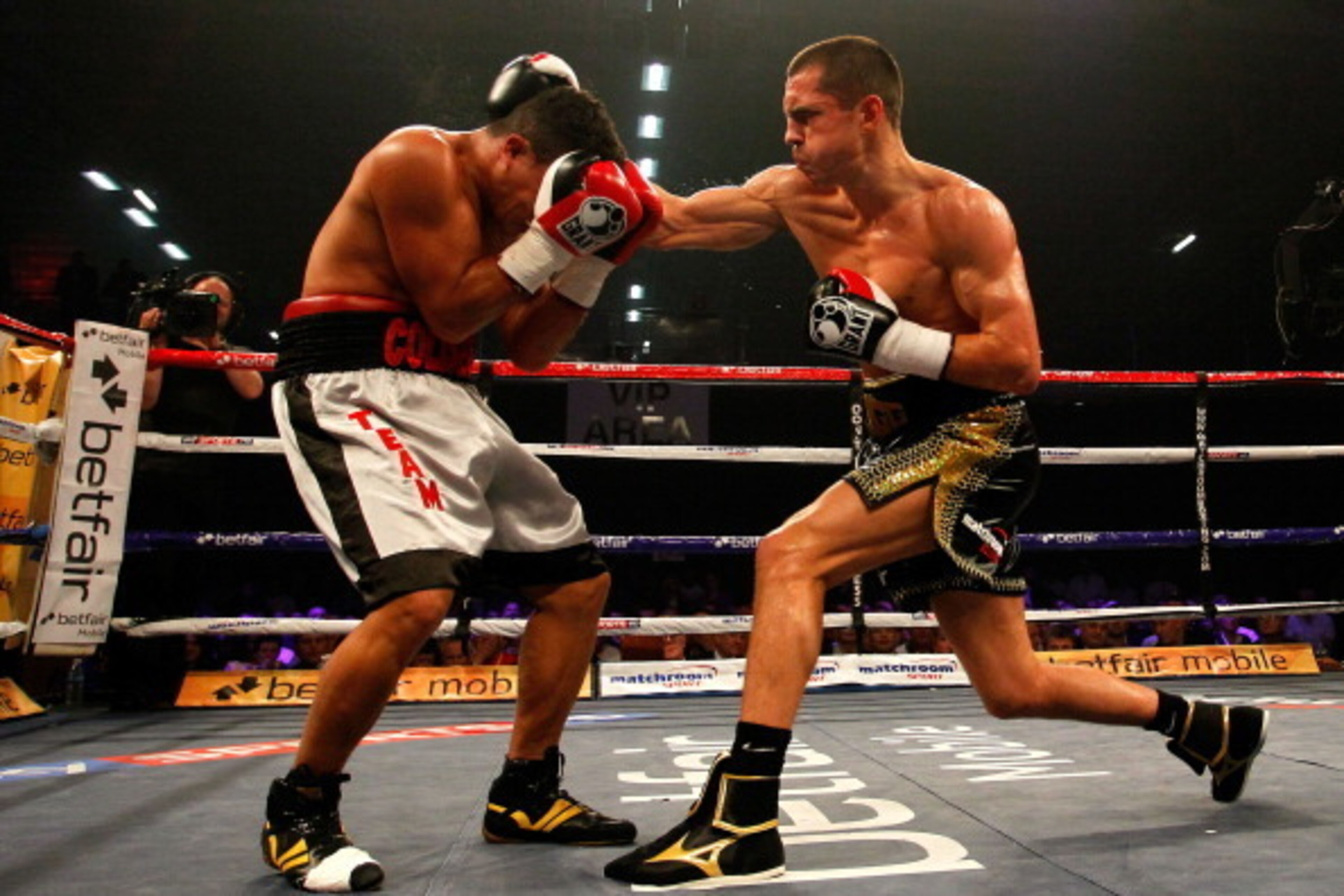 BOLTON, ENGLAND - JUNE 29:  Scott Quigg (R) in action with William Prado during the Super Bantamweight fight at Bolton Arena on June 29, 2013 in Bolton, England (Photo by Paul Thomas/Getty Images)