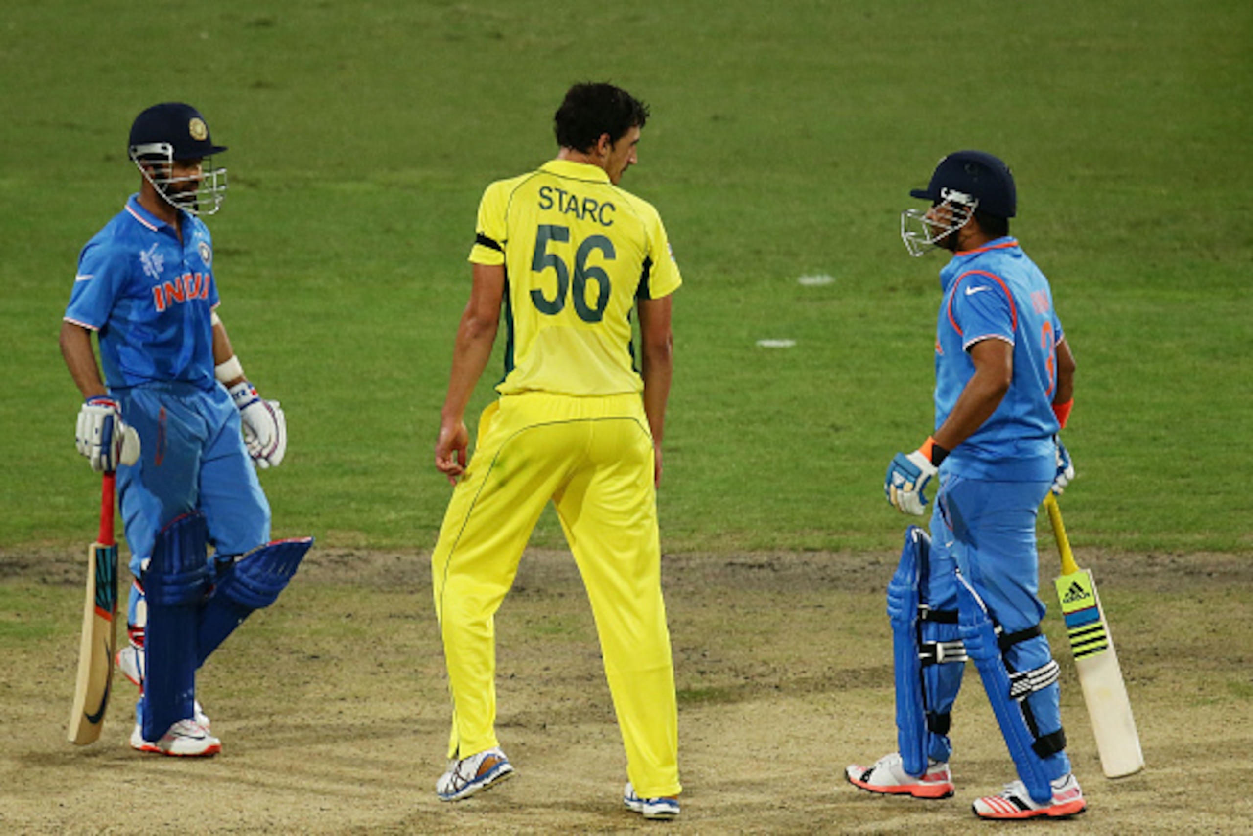 SYDNEY, AUSTRALIA - MARCH 26:  Mitchell Starc of Australia speaks to MS Dhoni of India (R) during the 2015 Cricket World Cup Semi Final match between Australia and India at Sydney Cricket Ground on March 26, 2015 in Sydney, Australia.  (Photo by Matt King