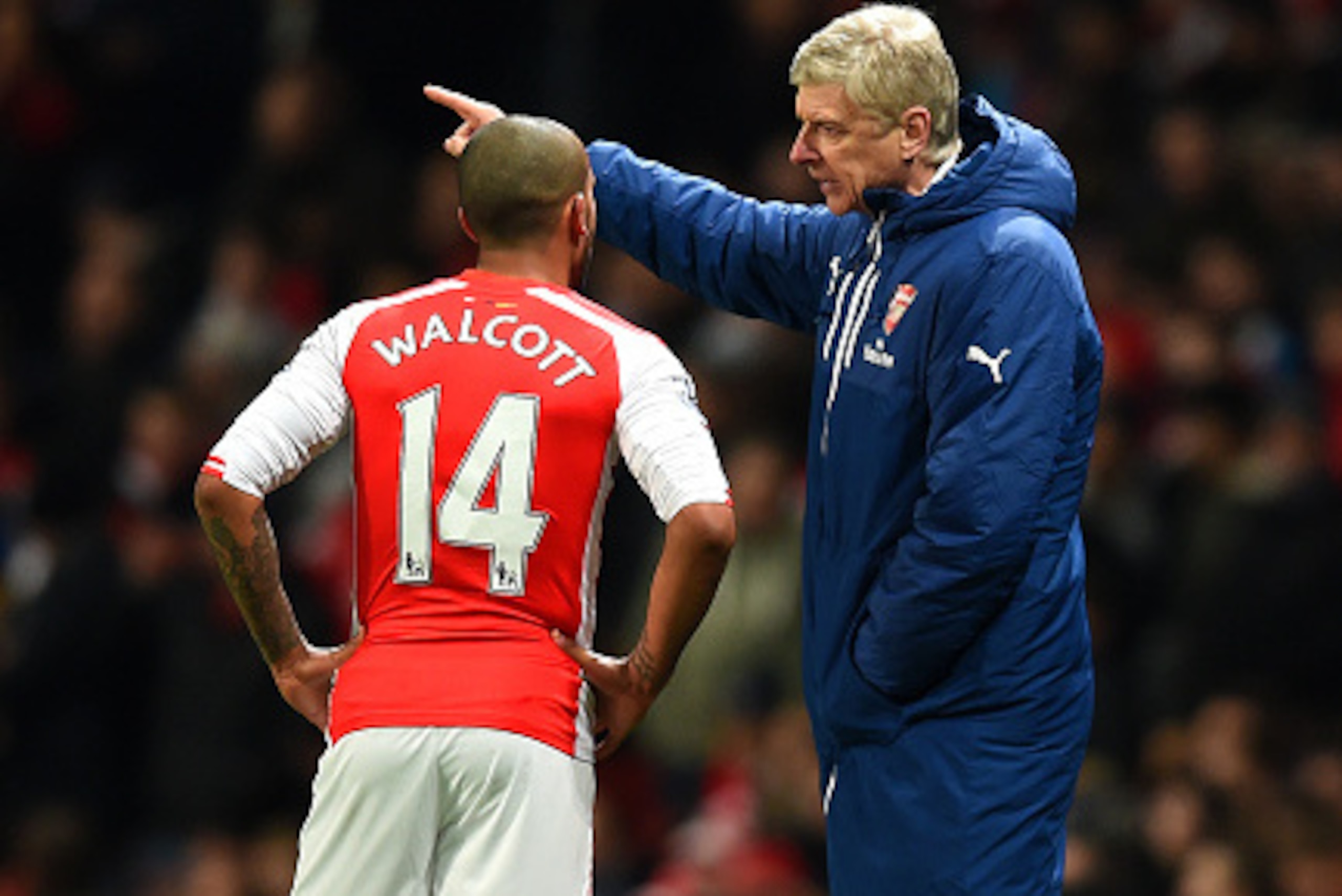 LONDON, ENGLAND - FEBRUARY 10:  Arsene Wenger, manager of Arsenal speaks with Theo Walcott of Arsenal during the Barclays Premier League match between Arsenal and Leicester City at Emirates Stadium on February 10, 2015 in London, England.  (Photo by Micha