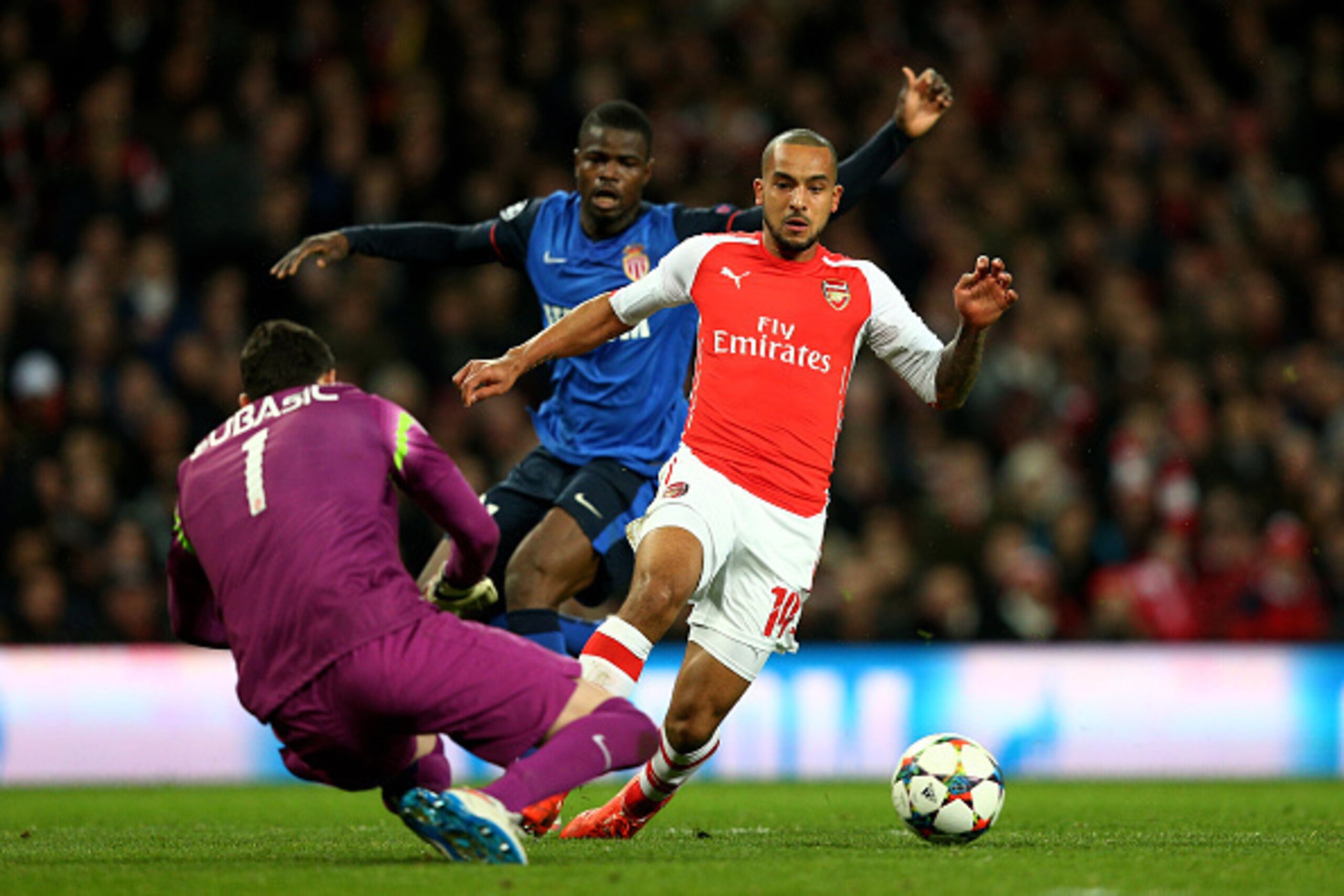 LONDON, ENGLAND - FEBRUARY 25:  Goalkeeper Danijel Subasic of Monaco claims the ball as Theo Walcott of Arsenal threatens his goal during the UEFA Champions League round of 16, first leg match between Arsenal and Monaco at The Emirates Stadium on February